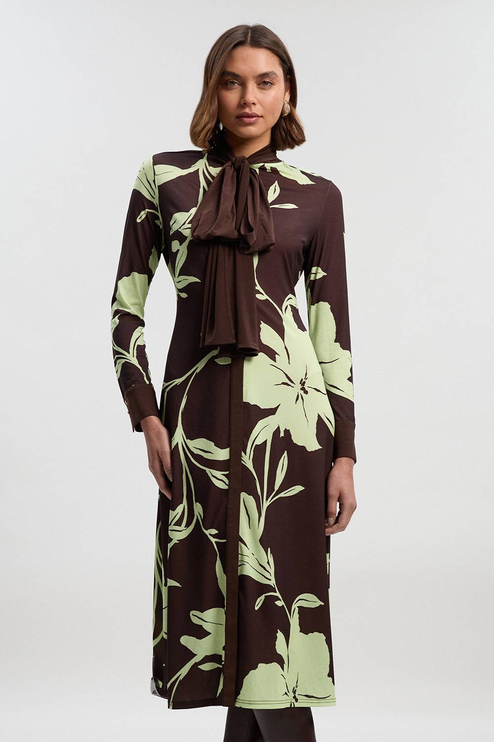 KarenMillen Robe Longue Petite à Imprimé Floral avec Détail Nœud et Manches Longues en Crêpe Froncé