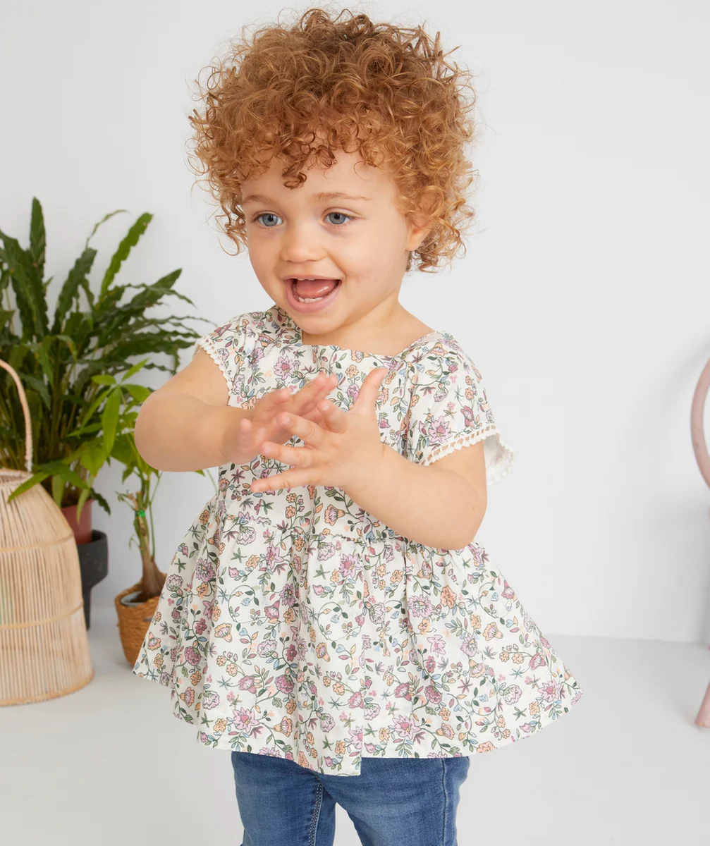 LA BLOUSE ÉCRUE IMPRIMÉE FLEURIE EN COTON AVEC CROCHETS