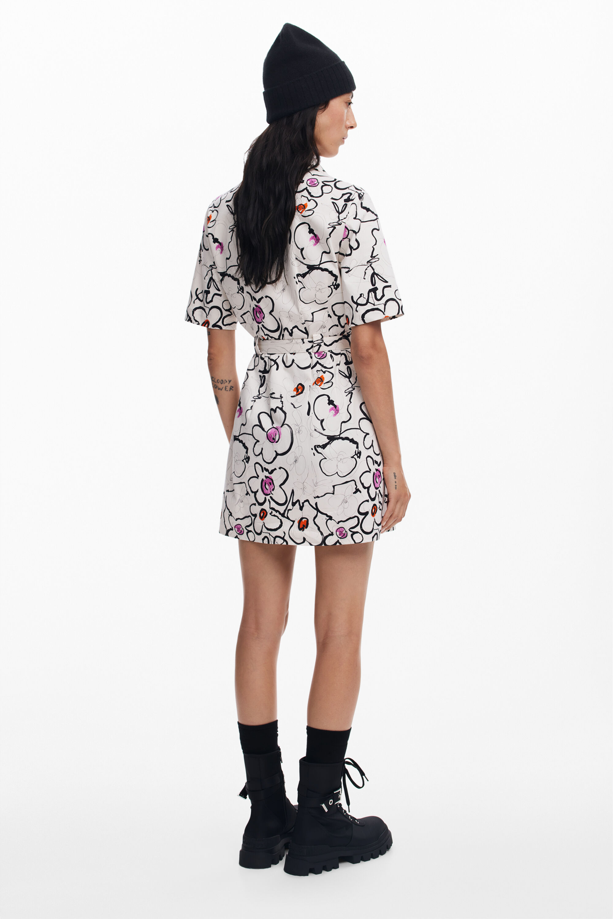 Vestido com flores desenhadas