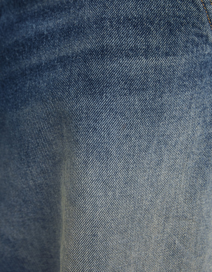 calça jeans estilo skater com efeito desbotado