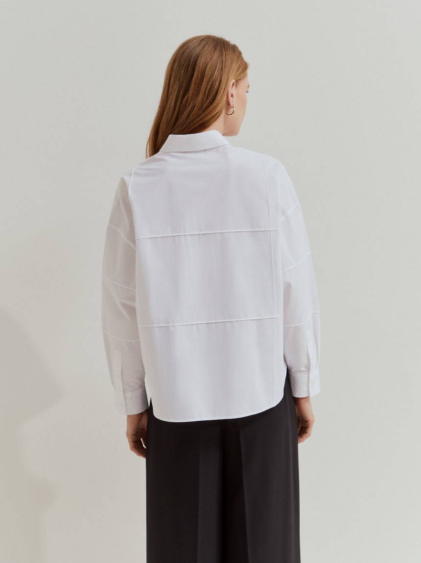 Camisa em algodão com costuras detalhadas