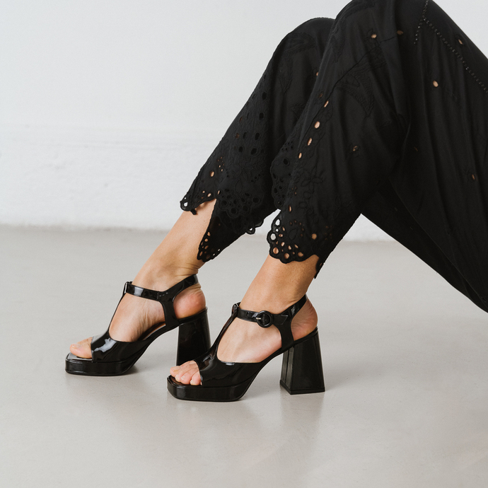 Sandales à bouts ouverts et talons  en cuir vernis noir