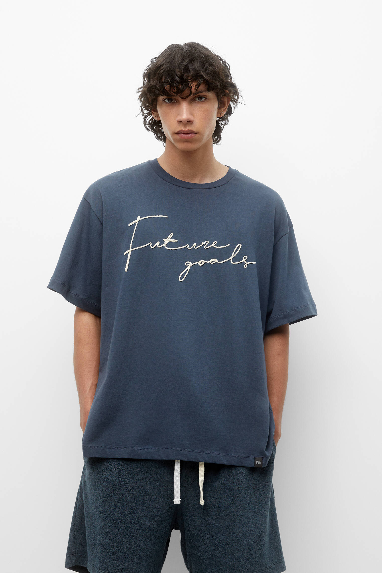 CAMISETA BORDADA DE CORTE QUADRADO - AZUL DELICIOSO
