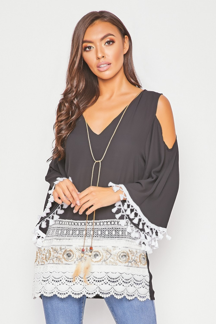 Robe noire avec empiècements dentelle