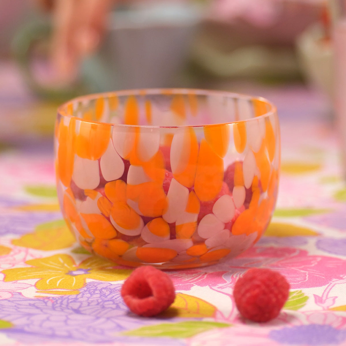 Skål med orange prikker