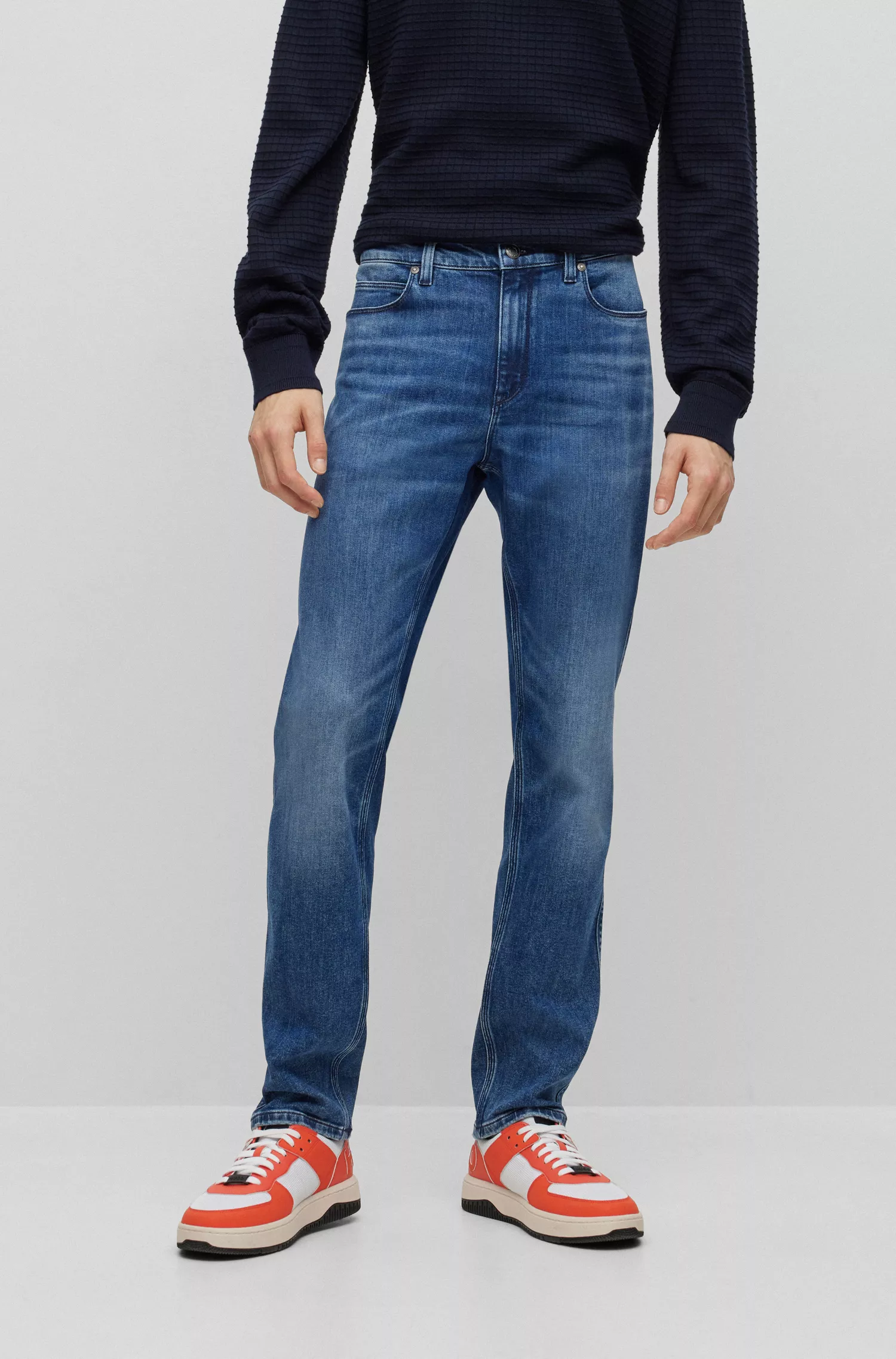 Calça jeans HUGO vermelha, corte slim, em denim azul com elasticidade para maior conforto.