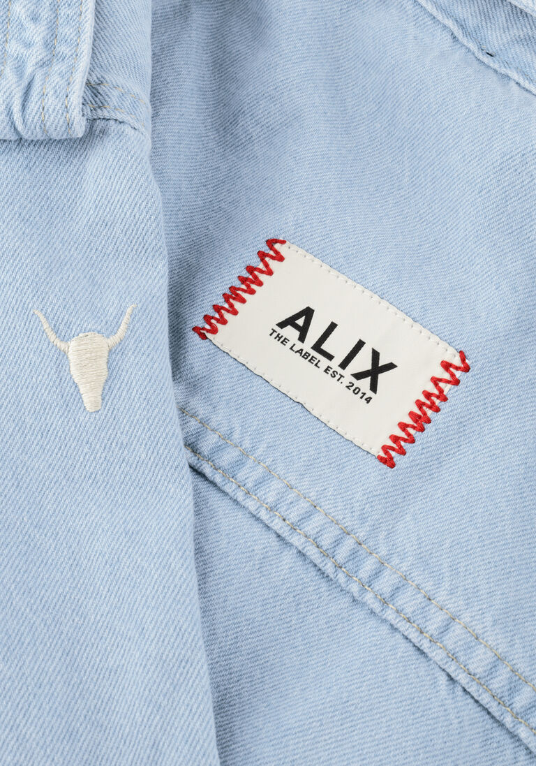 lichtblauwe alix the label blouses ladies woven flowy denim shortsleeve blouse