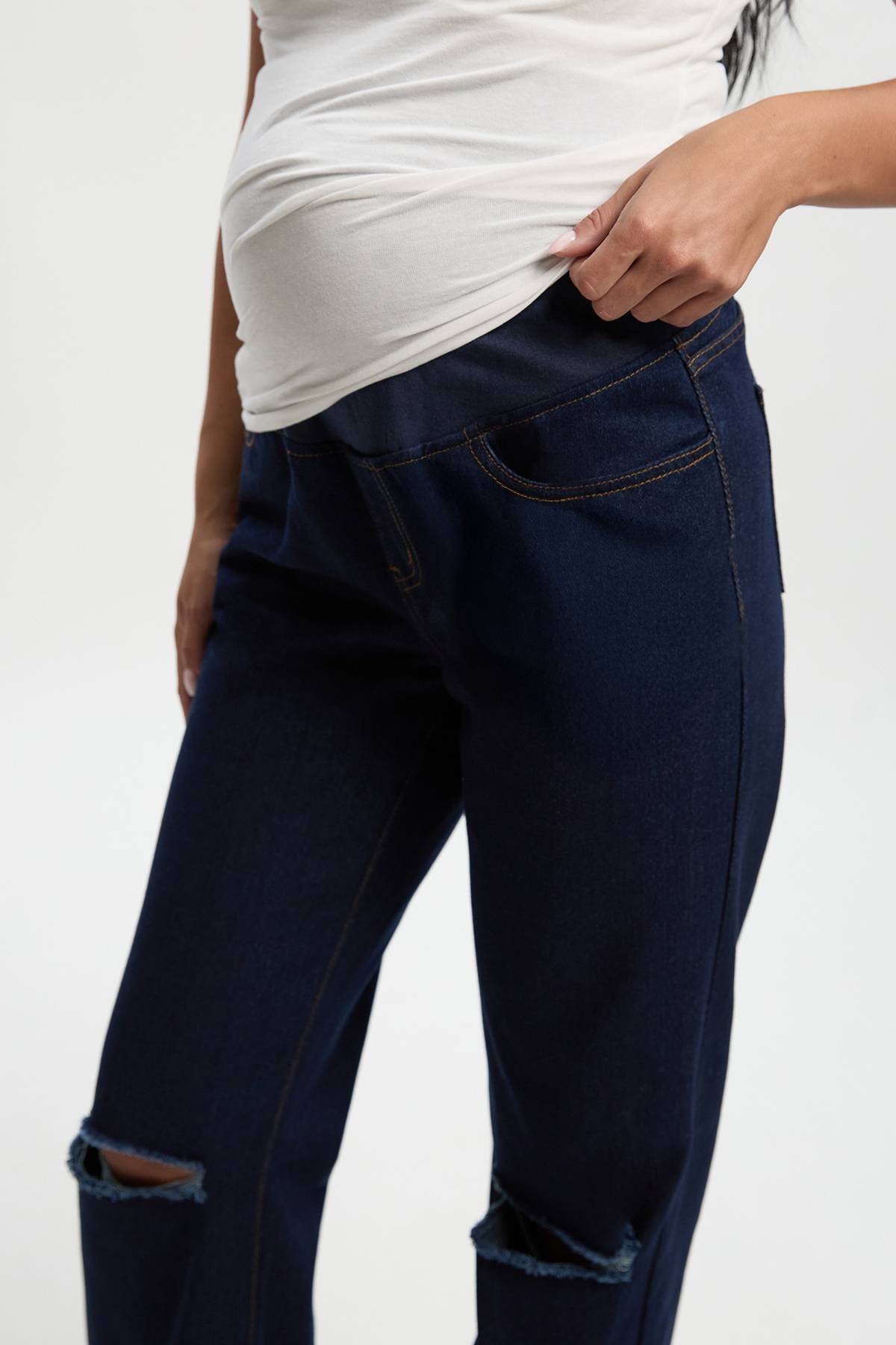 boohoo Jeans Maternité Over The Bump à genou déchiré style boyfriend