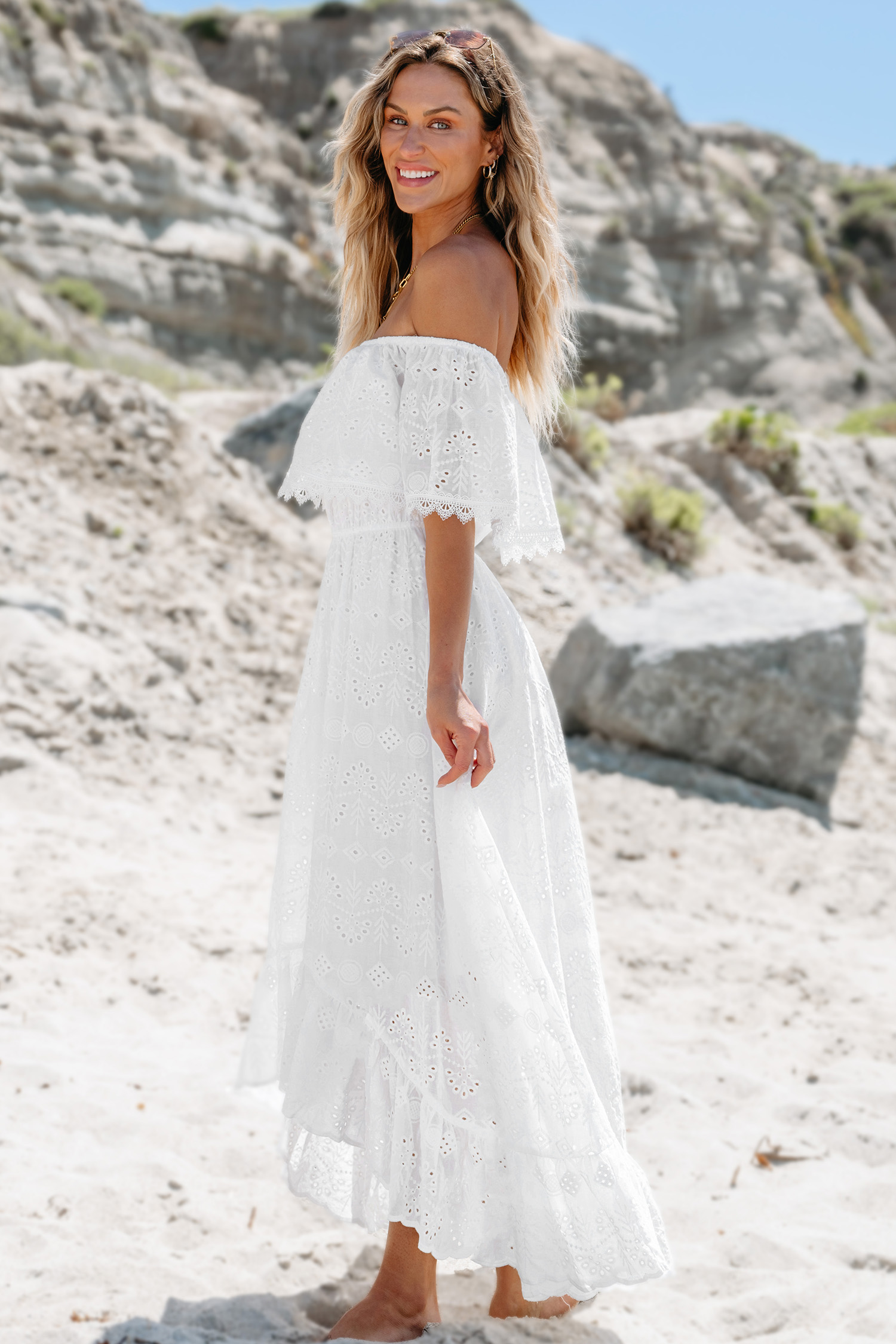 Robe midi en pur coton à épaules dénudées en œillets blanche