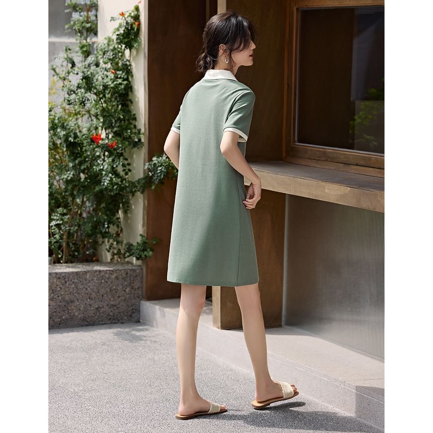 Jeonseon - Mini-shiftjurk met kraag, contrasterende rand en gespen, met elleboogmouwen