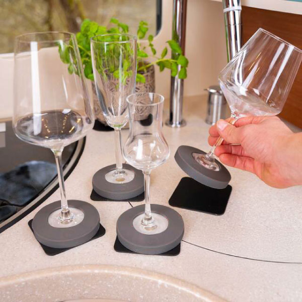 Socle magnétique gris foncé pour verre à pied