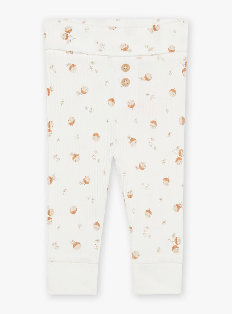 Haut beige, legging écru et chaussettes caramel
