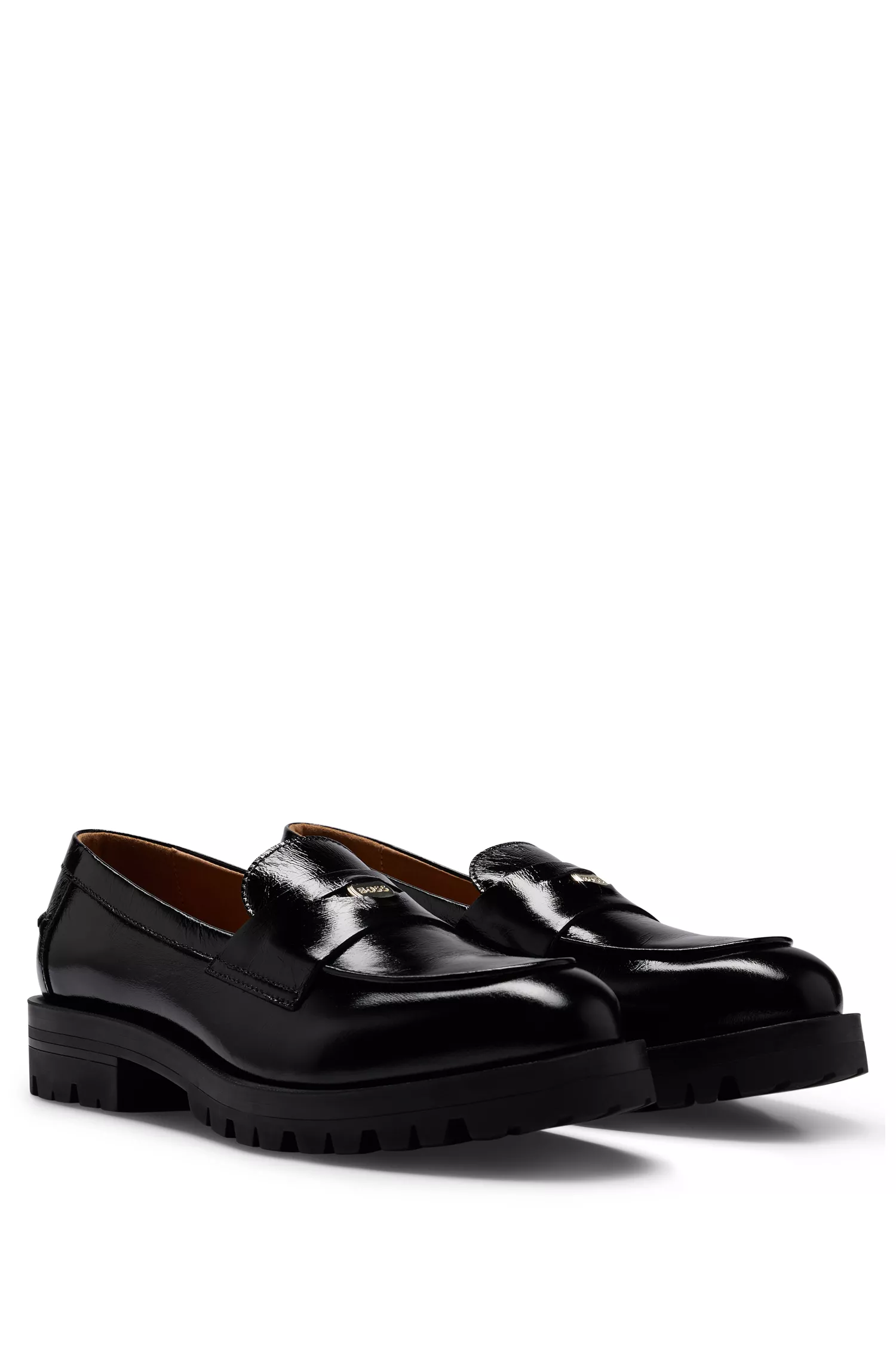 Mocassins BOSS em couro preto com detalhe de moeda com a marca.