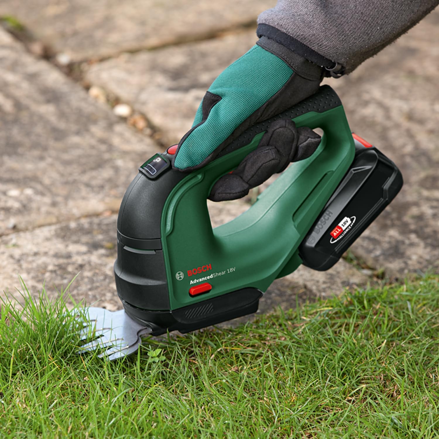Bosch Akku Grasschere AdvancedShear 18V-10 (1 Akku 2,0 Ah, 18-Volt-System, schneidet bis zu 85 m² pro Akkuladung, mit Strauch- und Grasscherenmesser, im Karton)