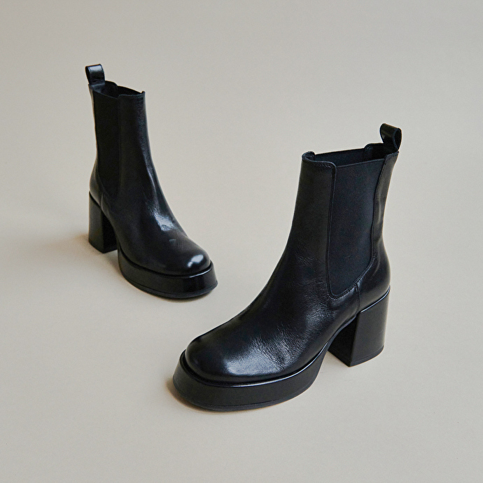 Bottines à plateformes et bouts carrés  en cuir vielli noir