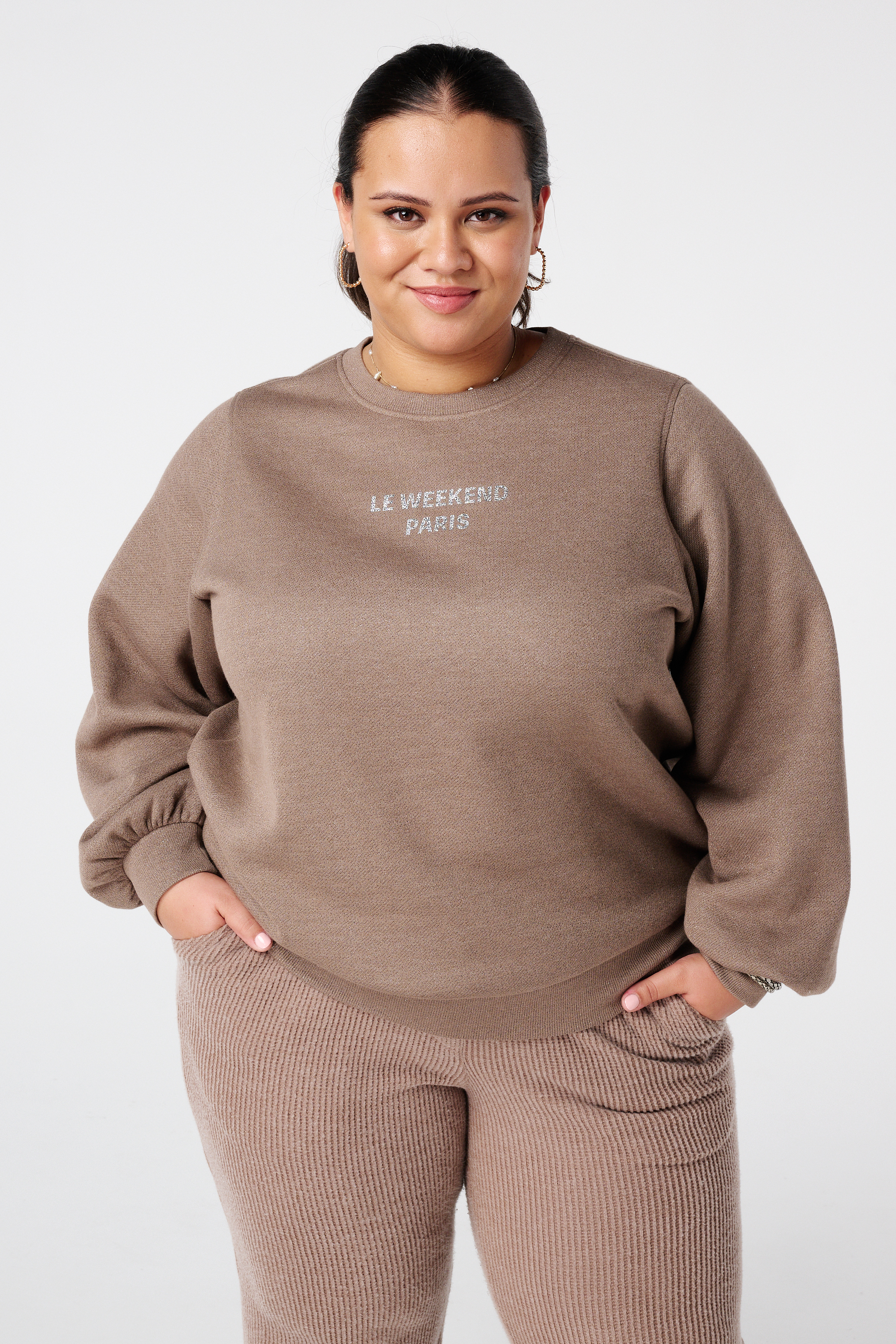 Sweater met lurex en glitter tekst Donker zand
