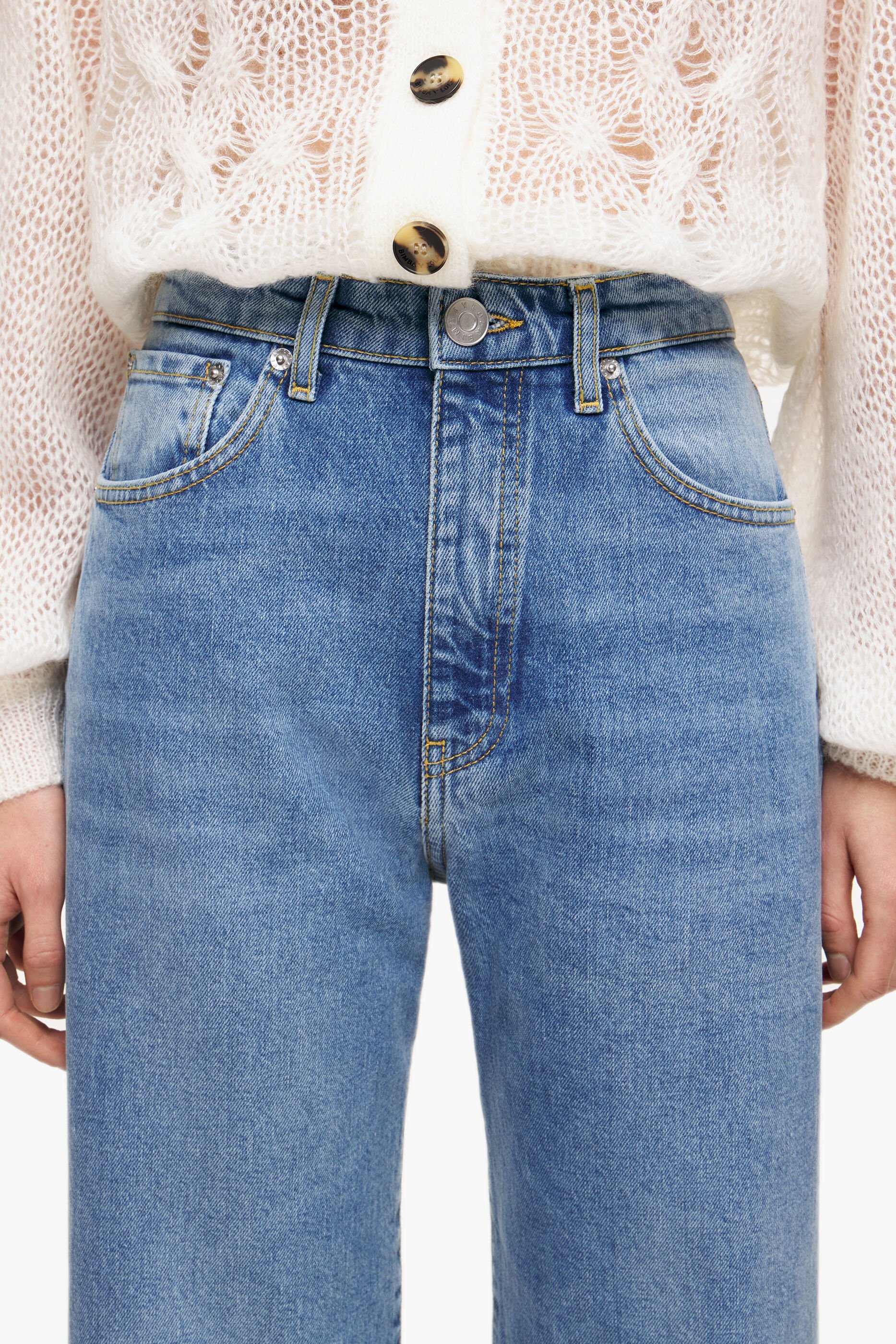 CALÇA RETA CROPPED - Jeans azul médio de perna reta