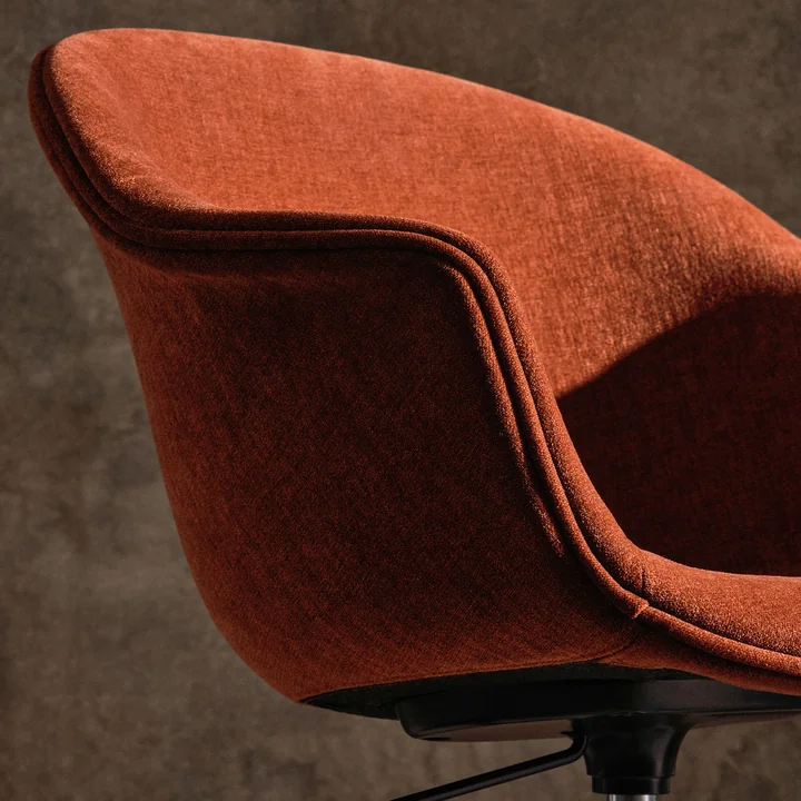 Gubi - Bat Meeting Stuhl Vollpolsterung, schwarz / Dedar Rot (Belsuede Special 133)