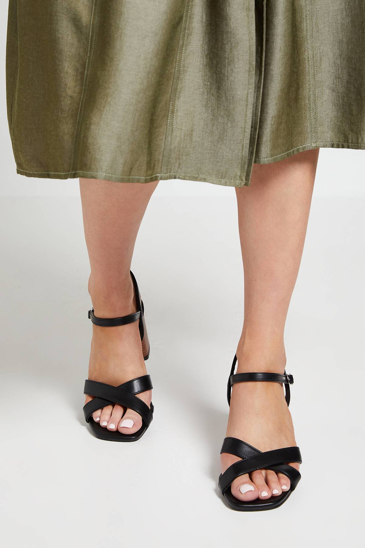 Wallis Sandales À Talons Bloc Moyens Décontractées Samiyas En Synthétiquecuir À Brides Croisées Coupe Large