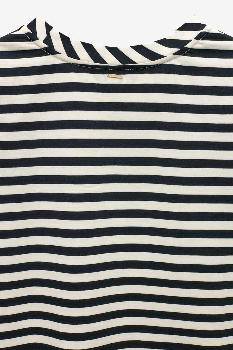 T-SHIRT COM RISCAS