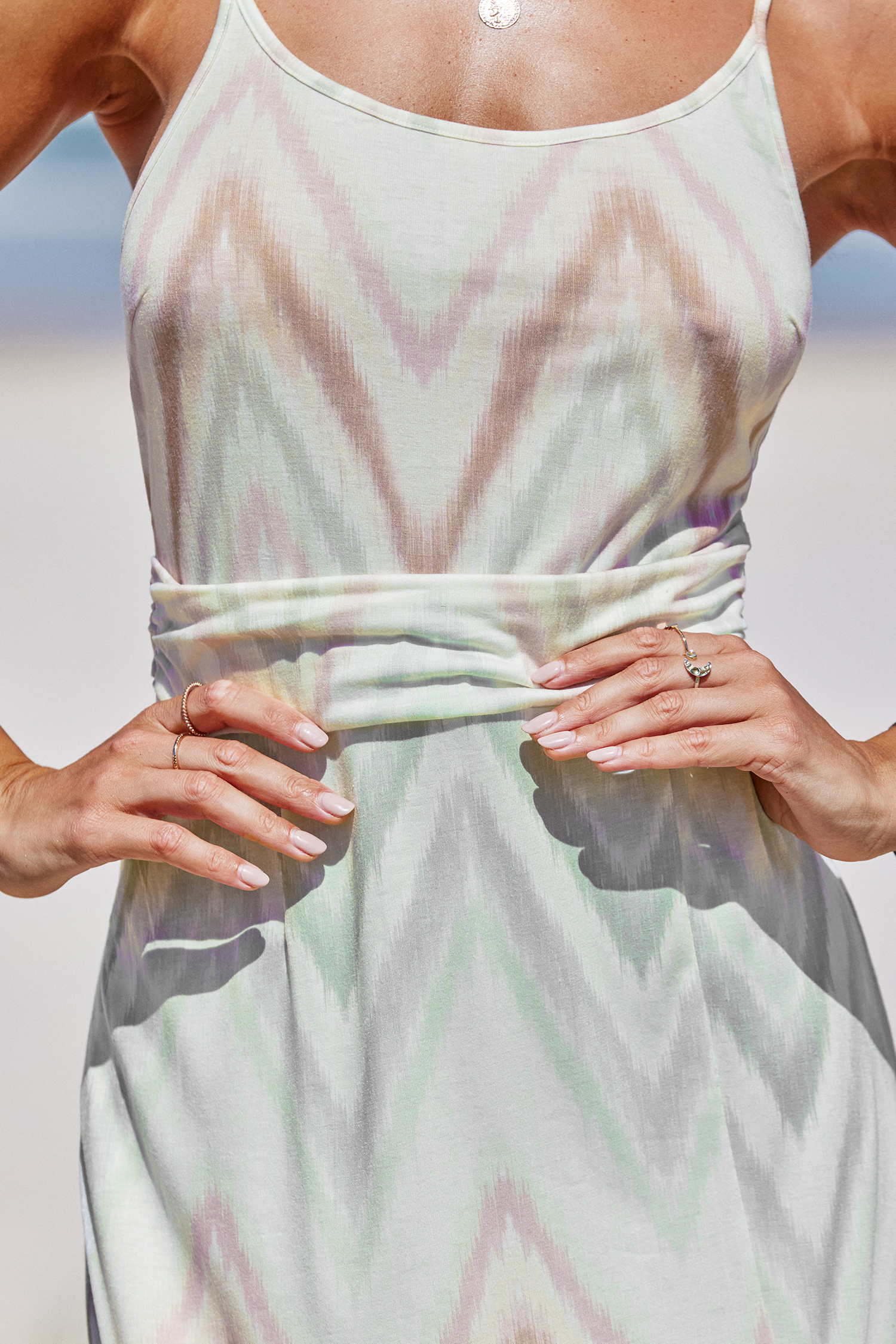 Robe midi sans manches ruchée à chevrons