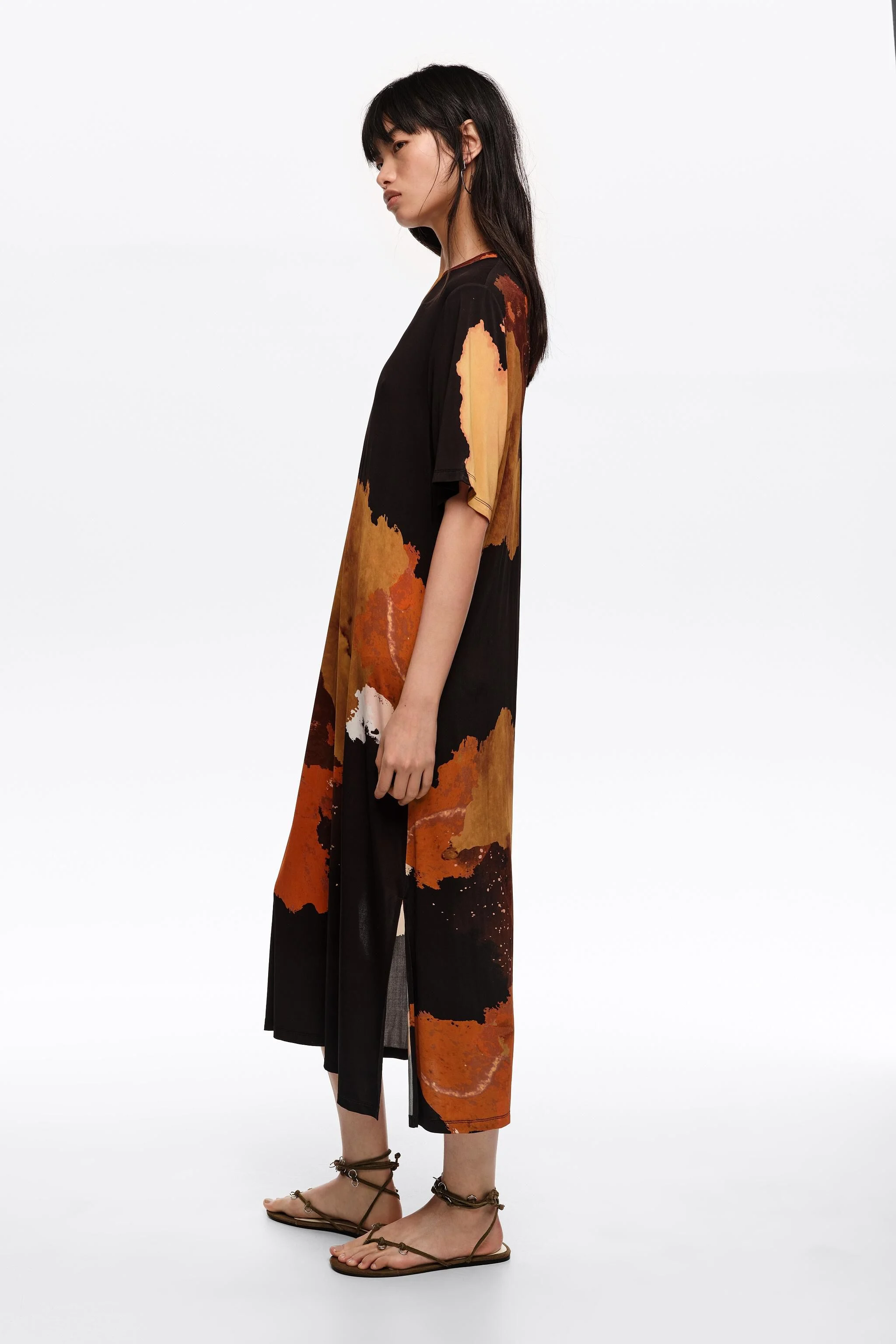 Vestido midi preto fluido estilo camiseta