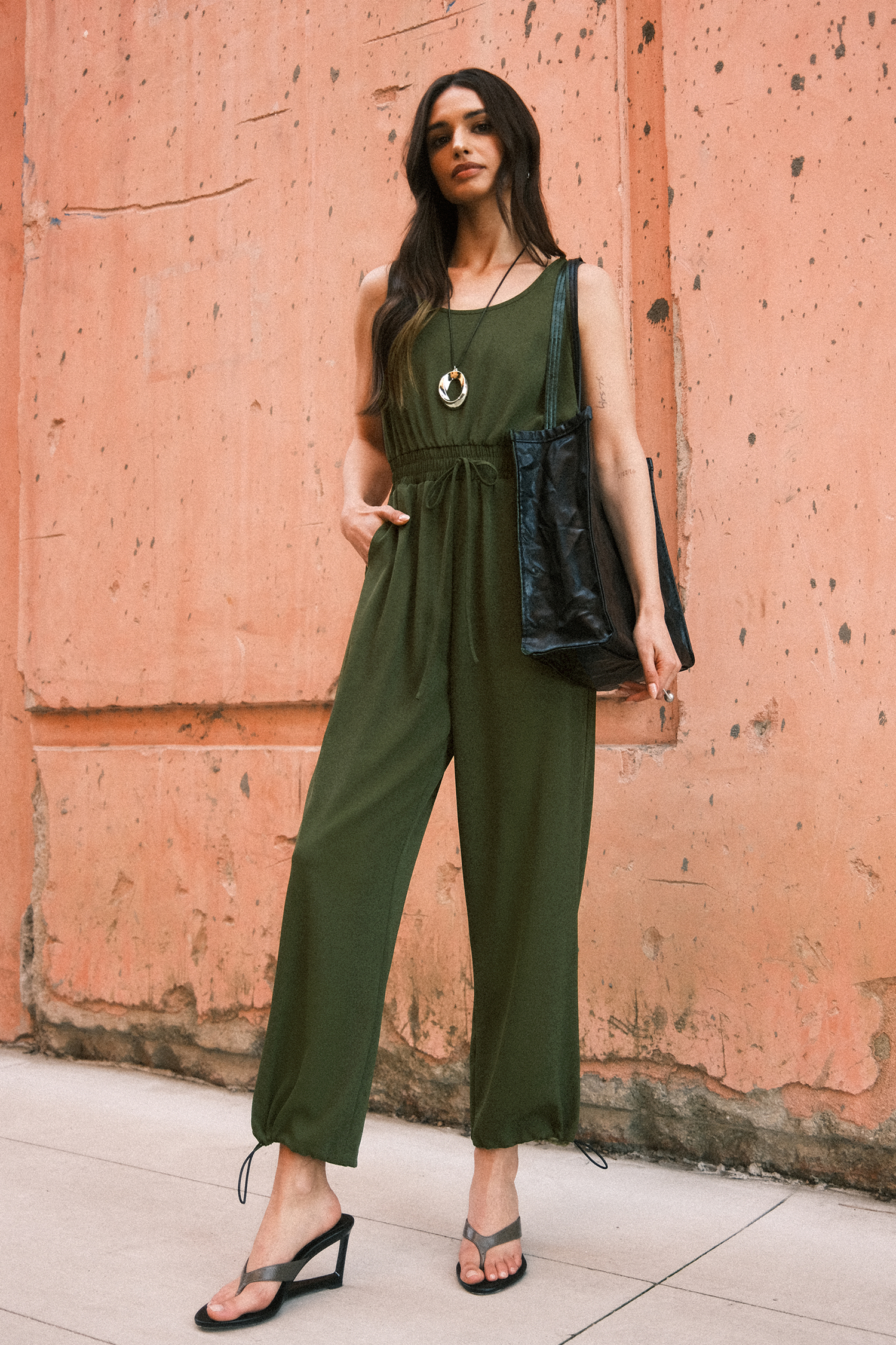 Combinaison à col scoop sans manches avec jambes droites olive