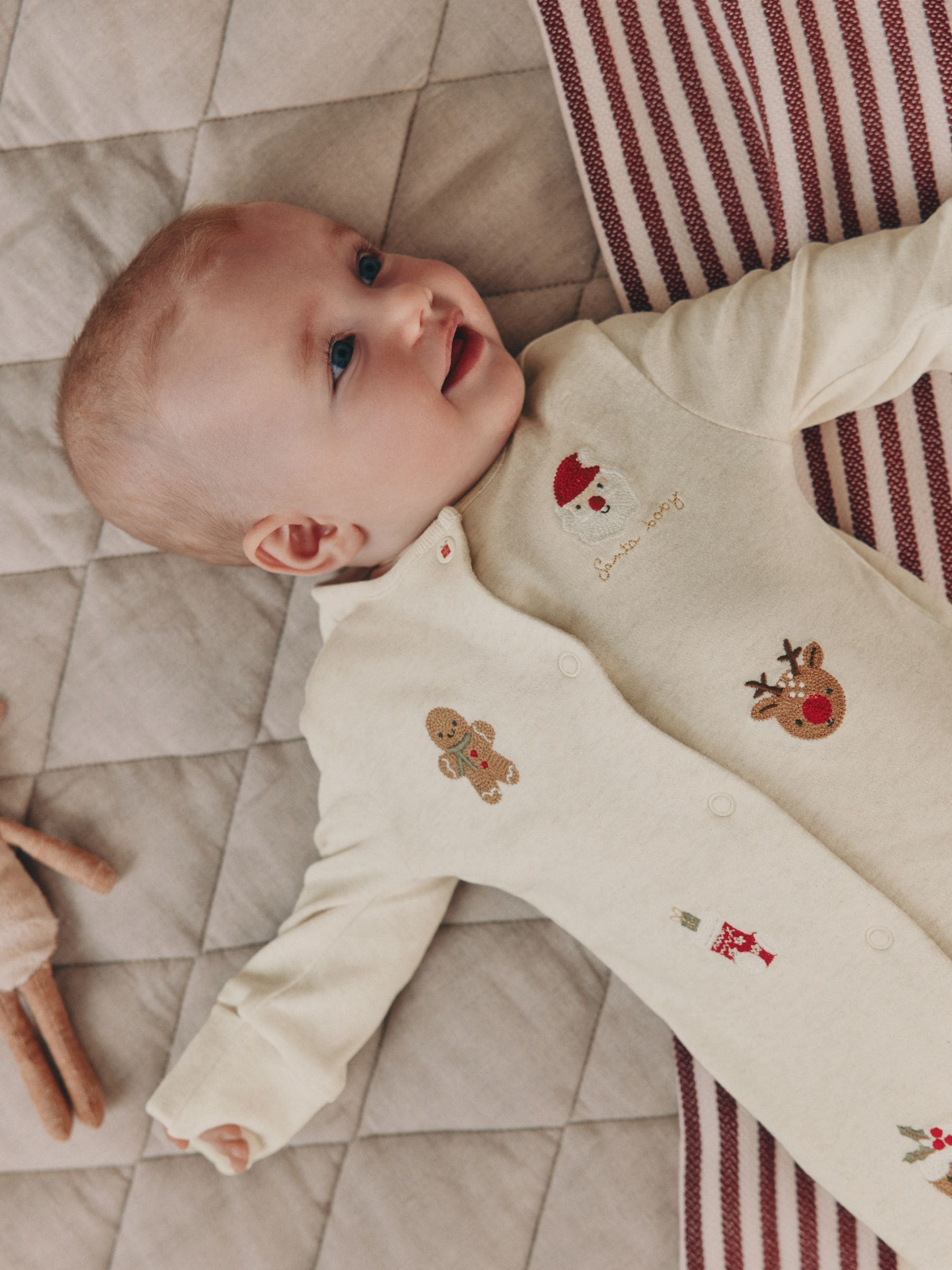 Crème - Kerstbabypyjama met figuurtjes (0mnd-3jr)