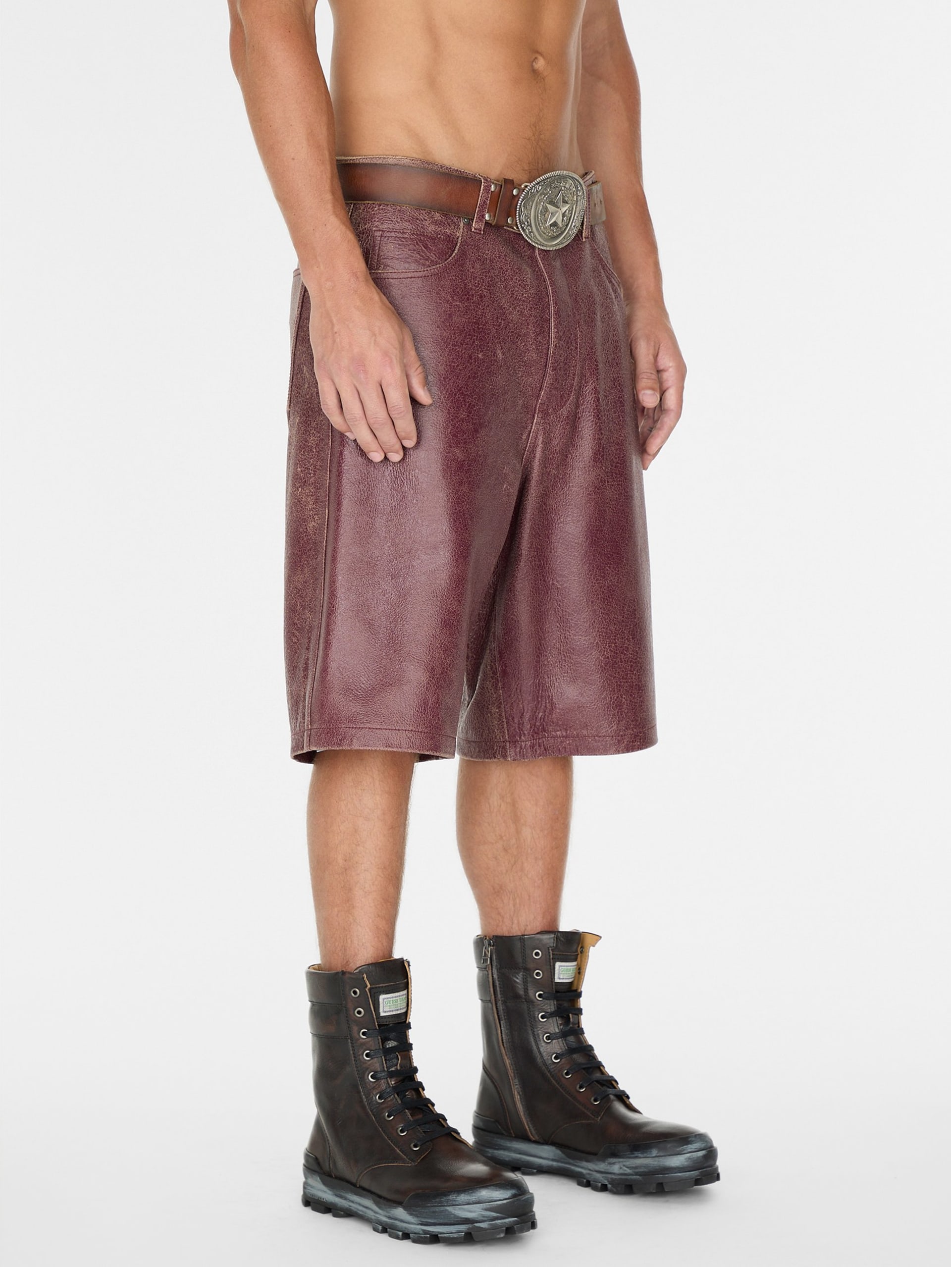 shorts de couro craquelado