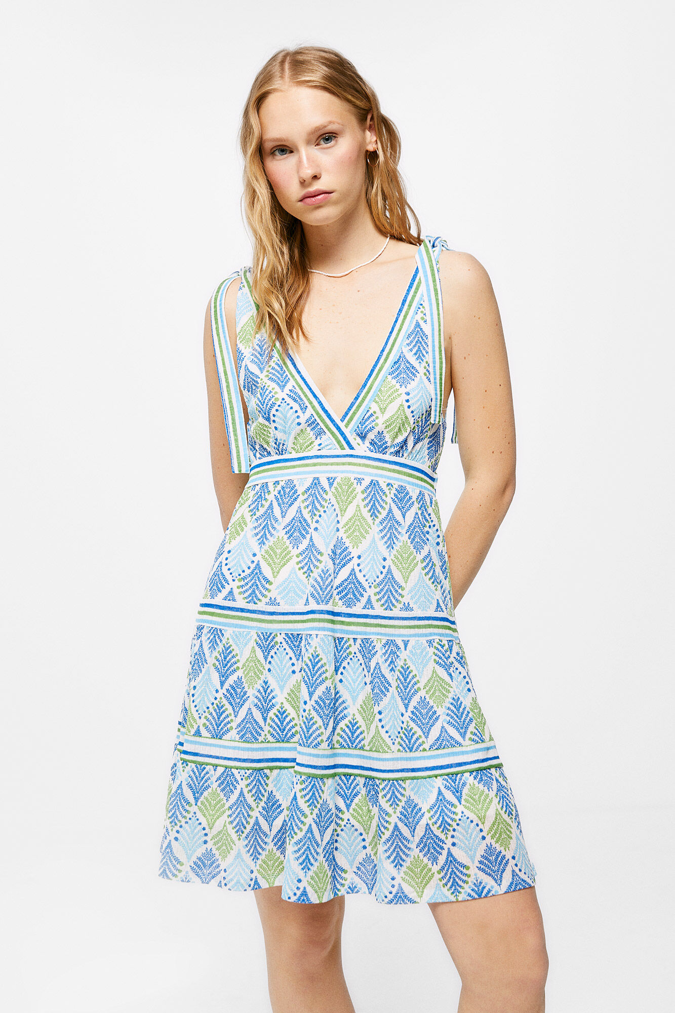 Vestido curto com estampa de laço