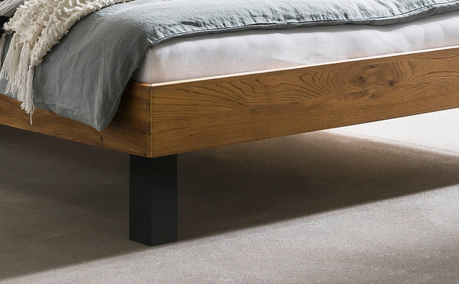 Holzbett HASENA SONDRIO 90X200cm Höhe 25cm Anthrazit Wildeiche mit KUL smoke