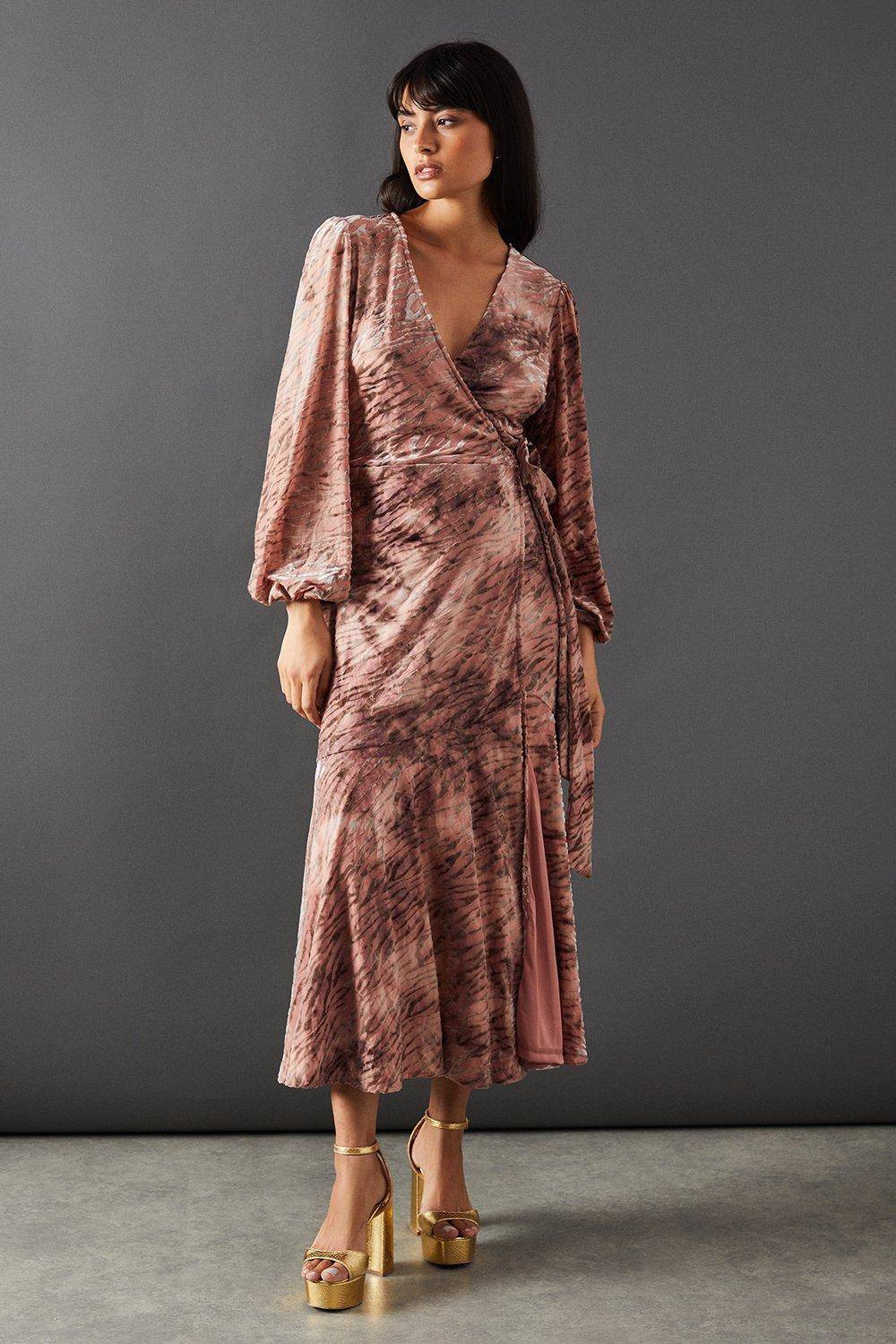 Warehouse Robe Midi Asymétrique à Volants en Velours Zèbre Style Cache-Cœur