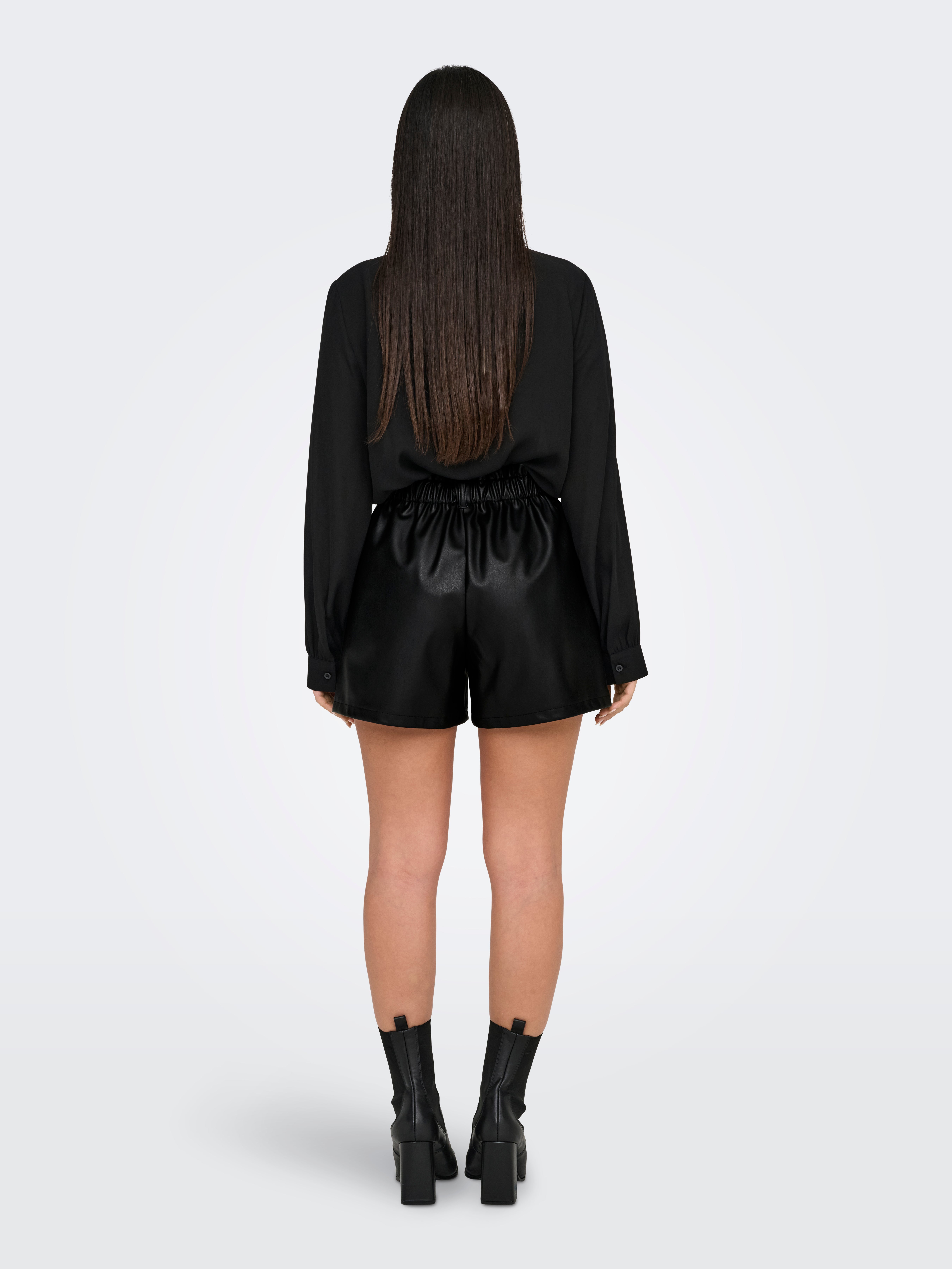 JDYMAYA Hohe Taille Normal geschnitten Kunstledershorts Black