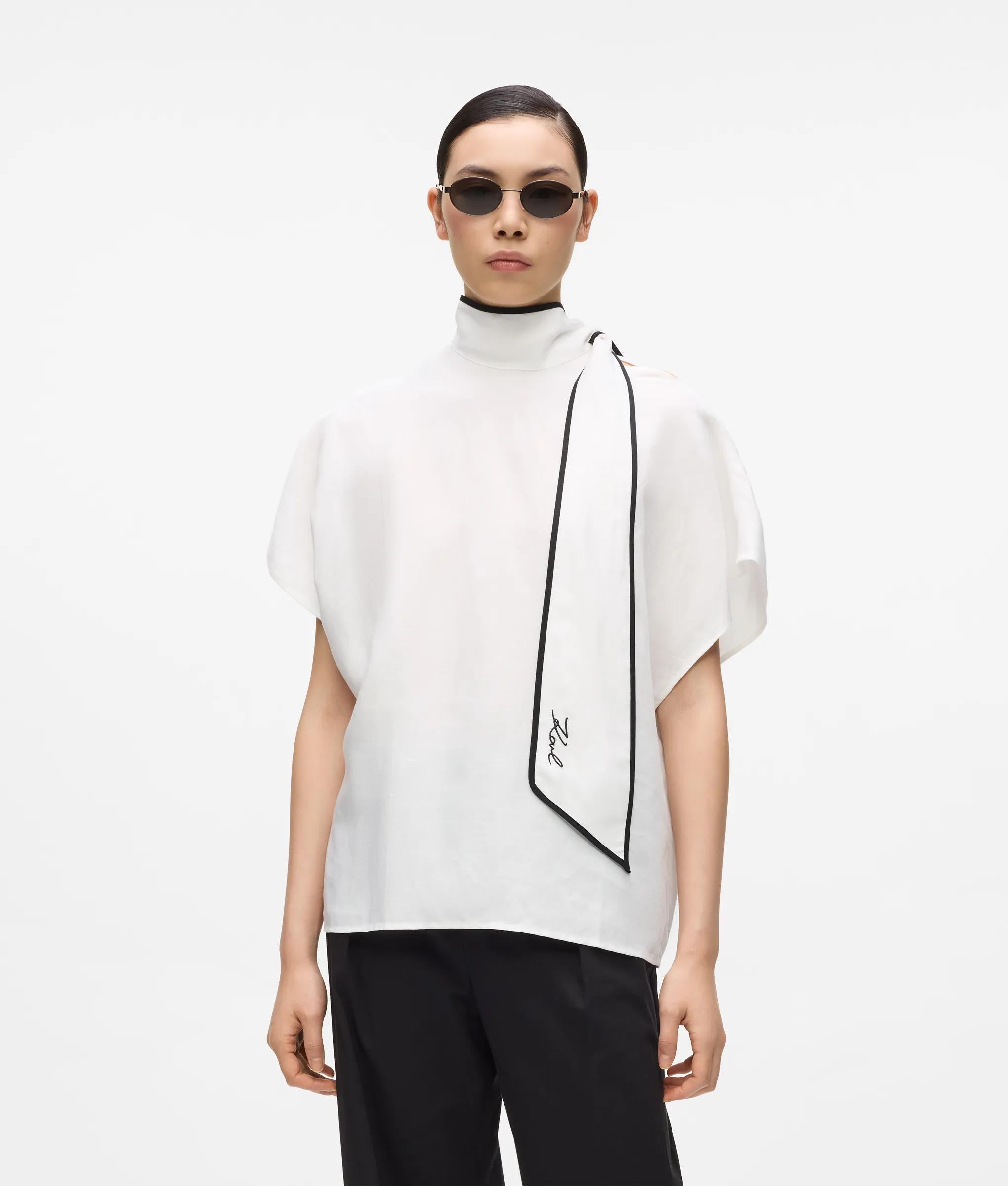 Blouse van linnenmix in productie