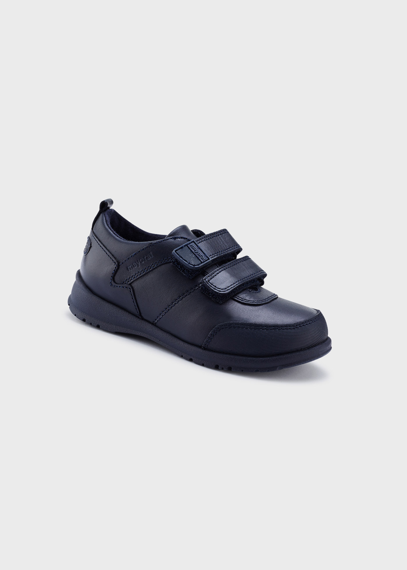 Sapato escolar esportivo