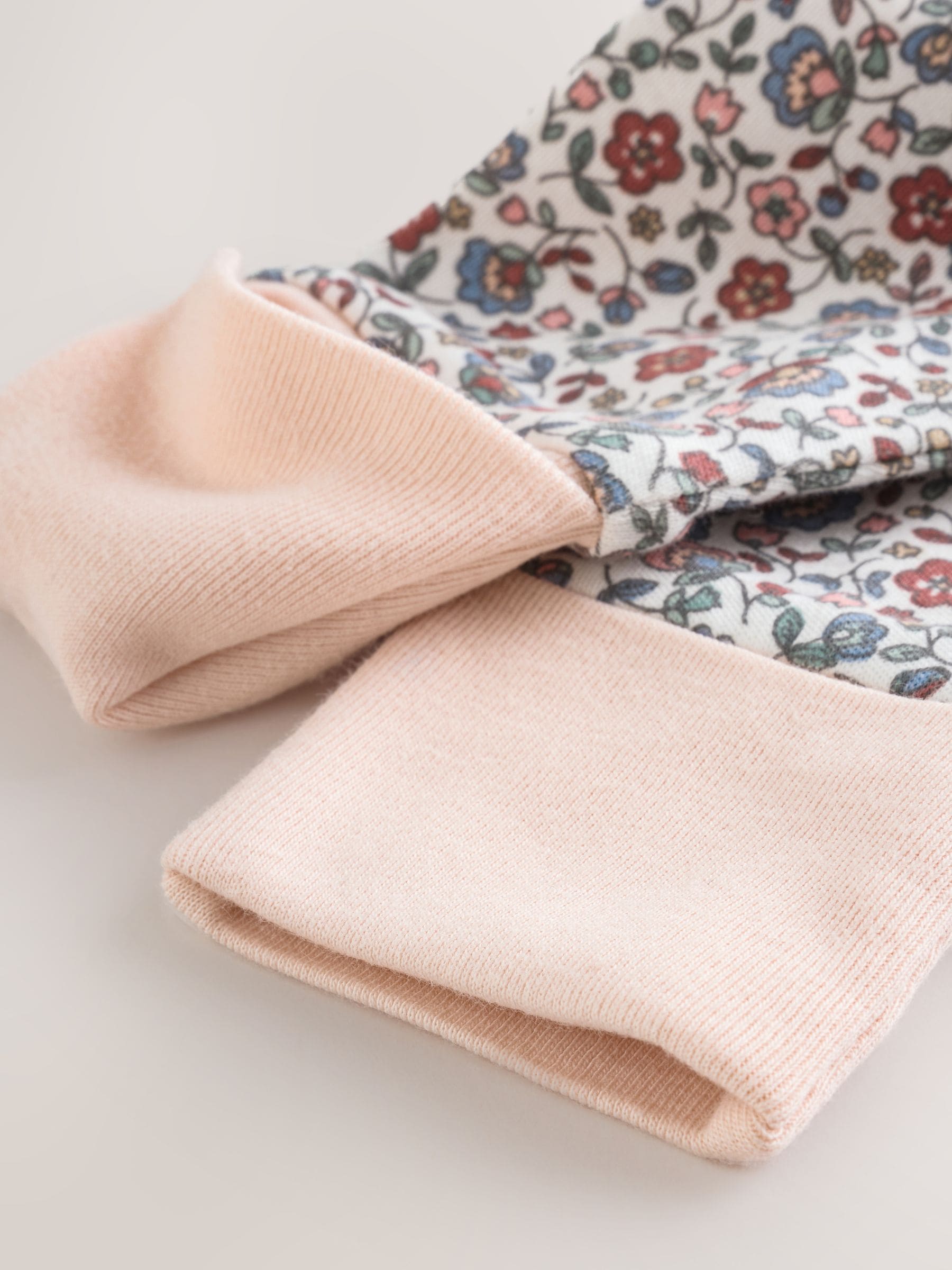 Ecru met bloemenmotief - 2.5 TOG gewatteerde babypyjama