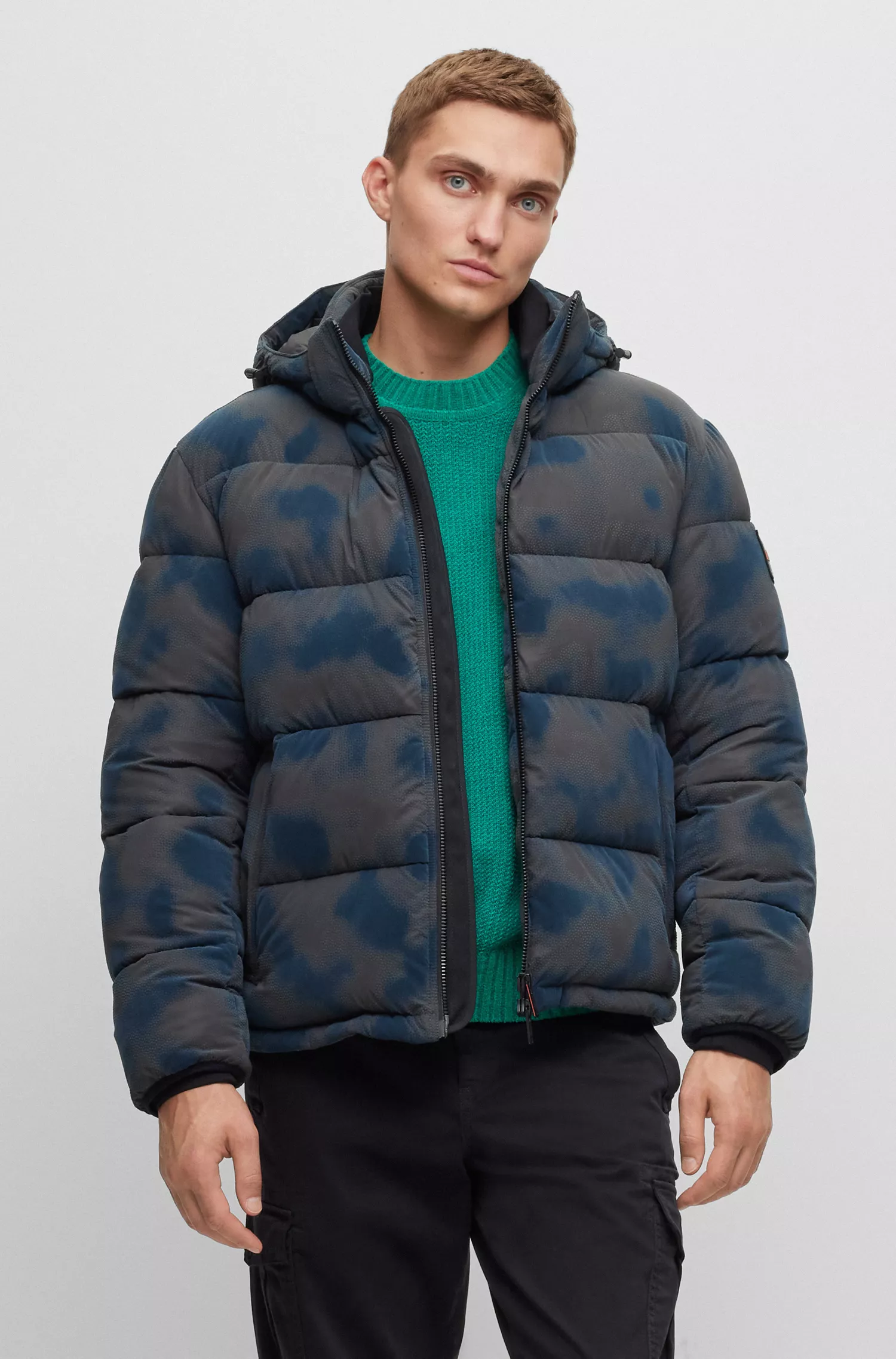 Jaqueta puffer BOSS laranja, modelagem relaxada e estampa flocada da estação.