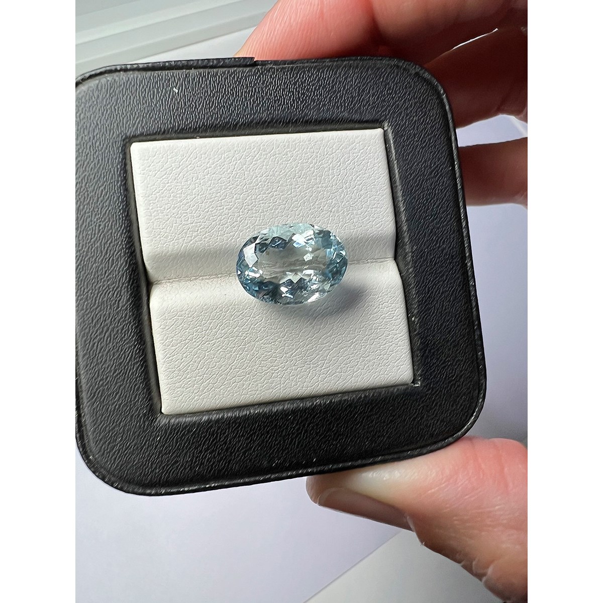Aigue-Marine Ovale Facettée de 5,77 carats - Clarté VVS - Origine Afrique