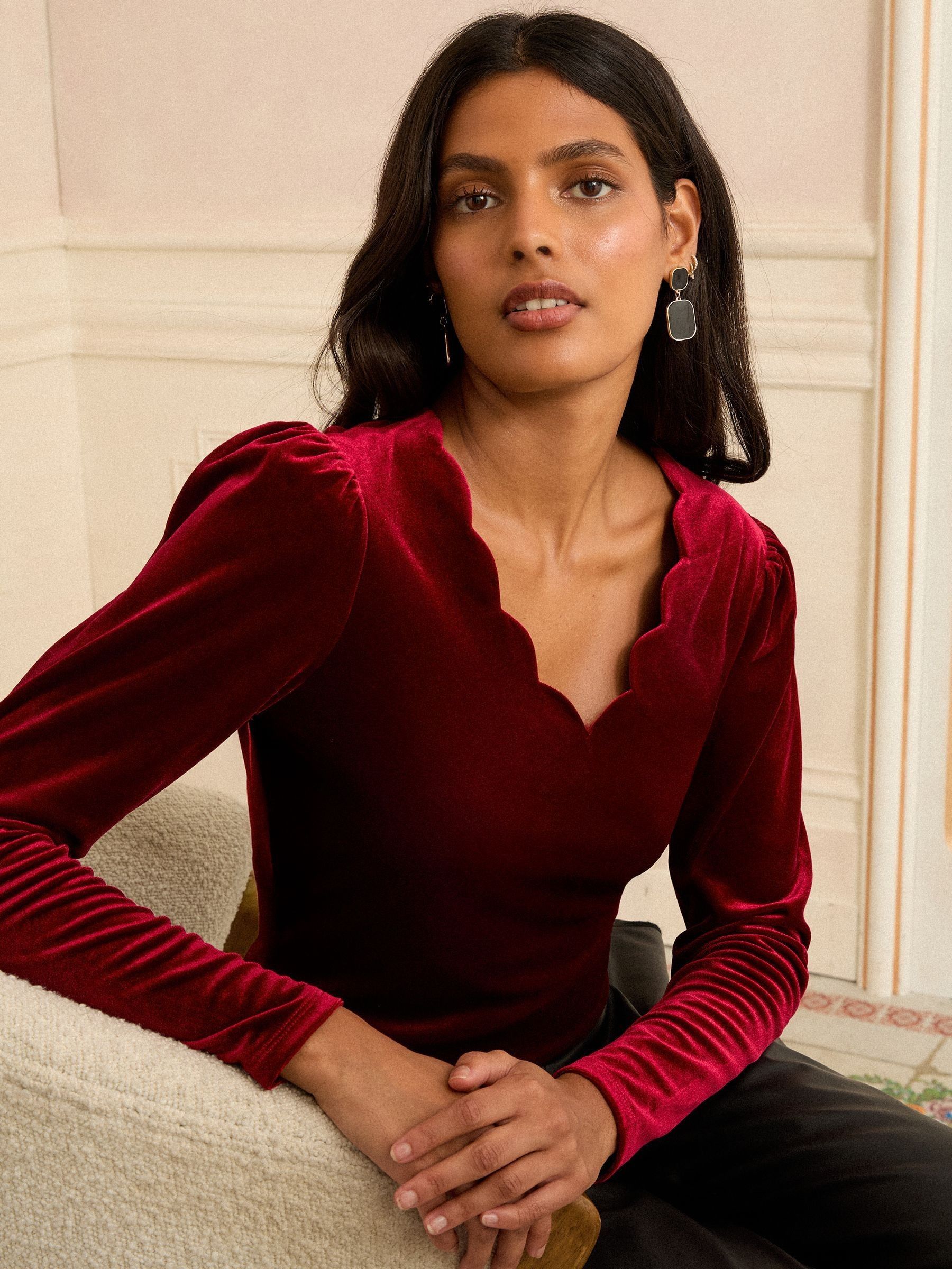 Bessenrood - Love & Roses - Velvet top met geschulpte hals en lange mouwen