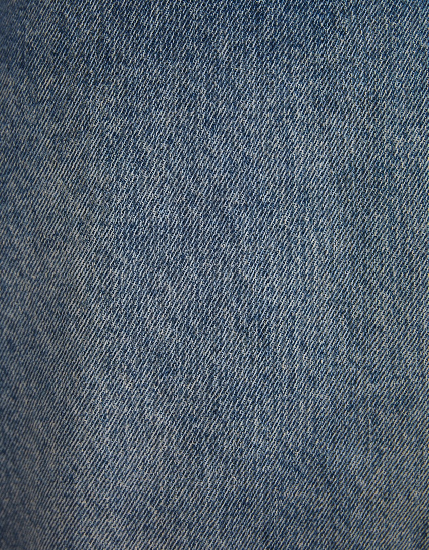 calça jeans estilo skater com efeito desbotado