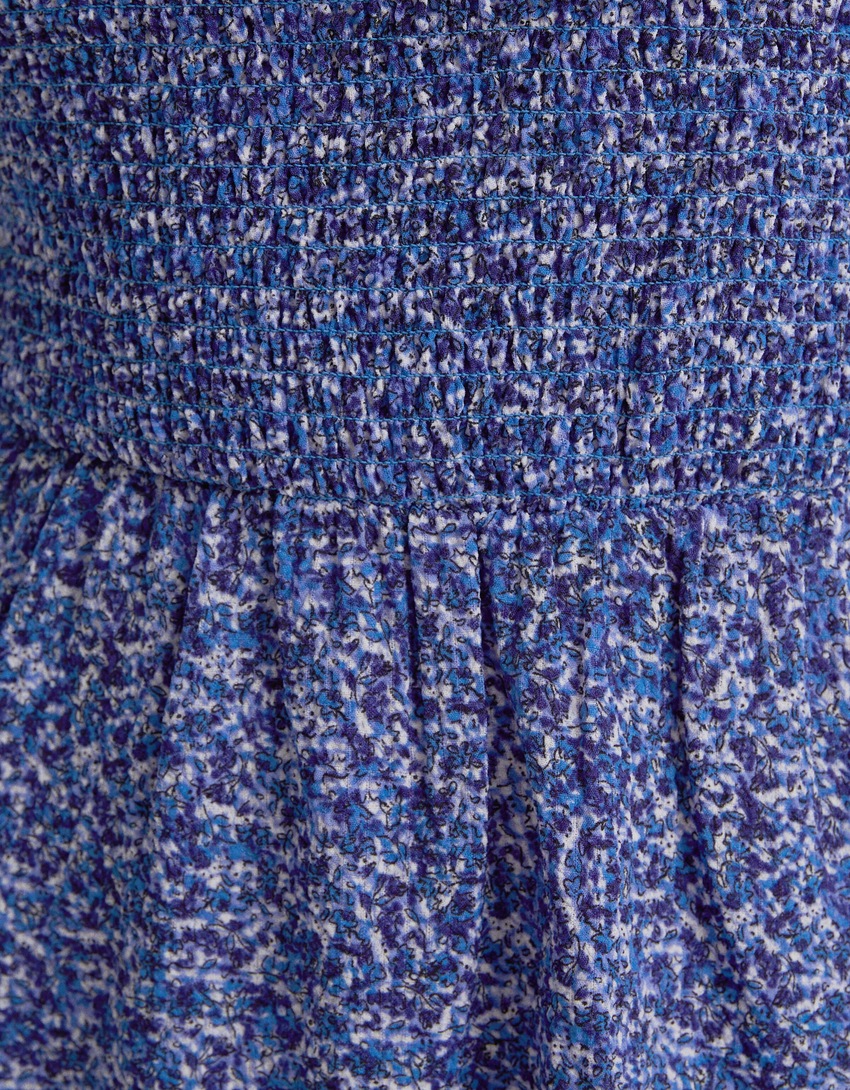 Vestido curto de manga comprida com estampa floral e decote ombro a ombro