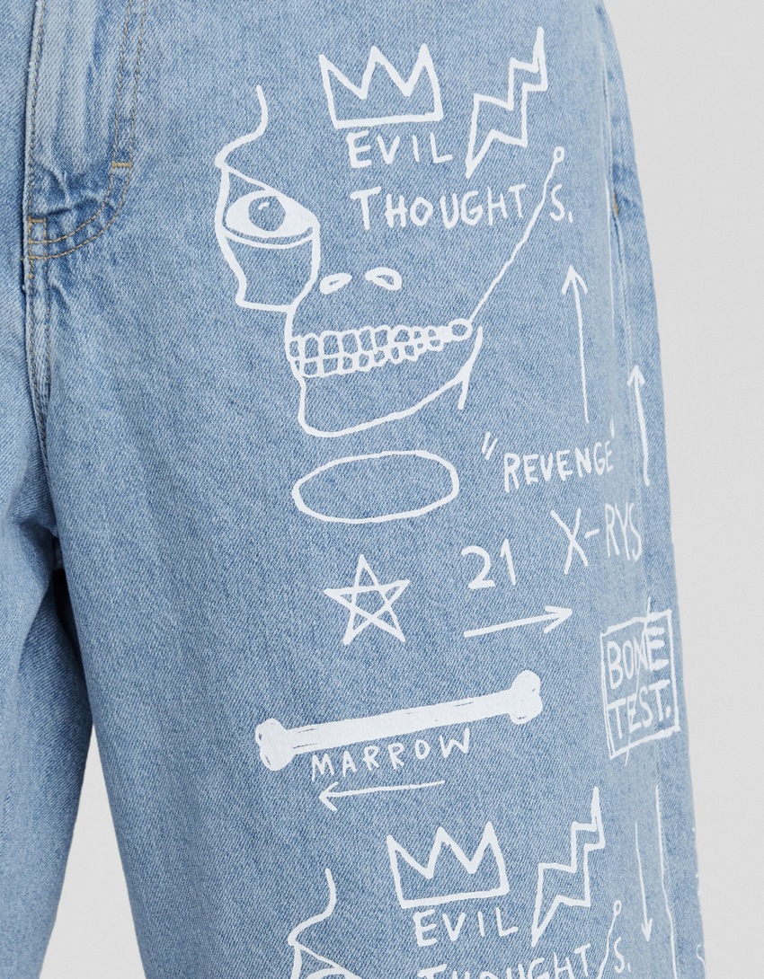 Bermuda jeans com estampa Jean-Michel Basquiat
