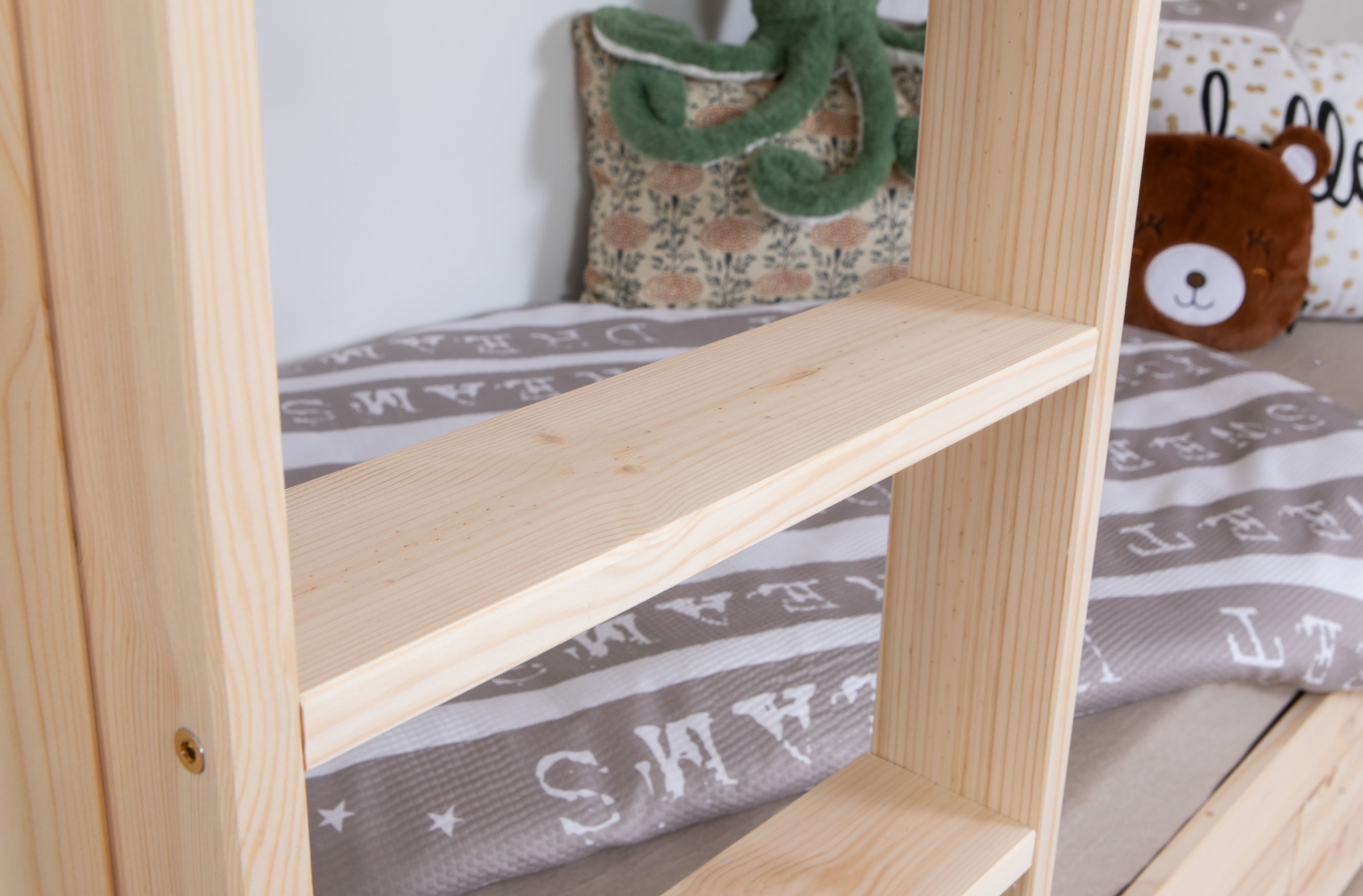 Ticaa Etagenbett »René, Hochbett, Stockbett, TOPSELLER! 2 Farben, Schubkasten optional« 90x200cm,  FSC® zertifiziertes Massivholz, mit Trittleiter + Rundum-Absturzschutz
