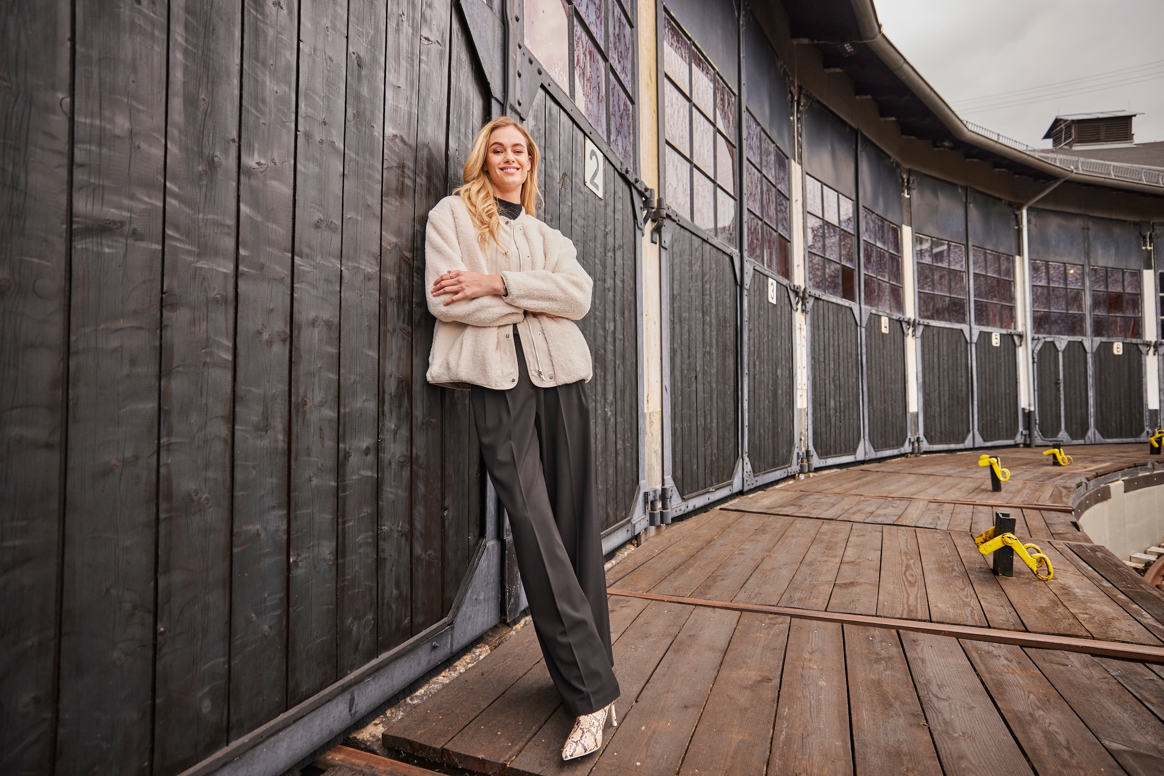 Aniston CASUAL Wendejacke aus kuscheligem Teddy-Plüsch und glattem Webstoff - NEUE KOLLEKTION