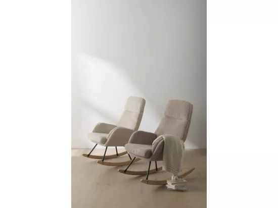 Chaise à bascule tapissée blanc, pieds en métal