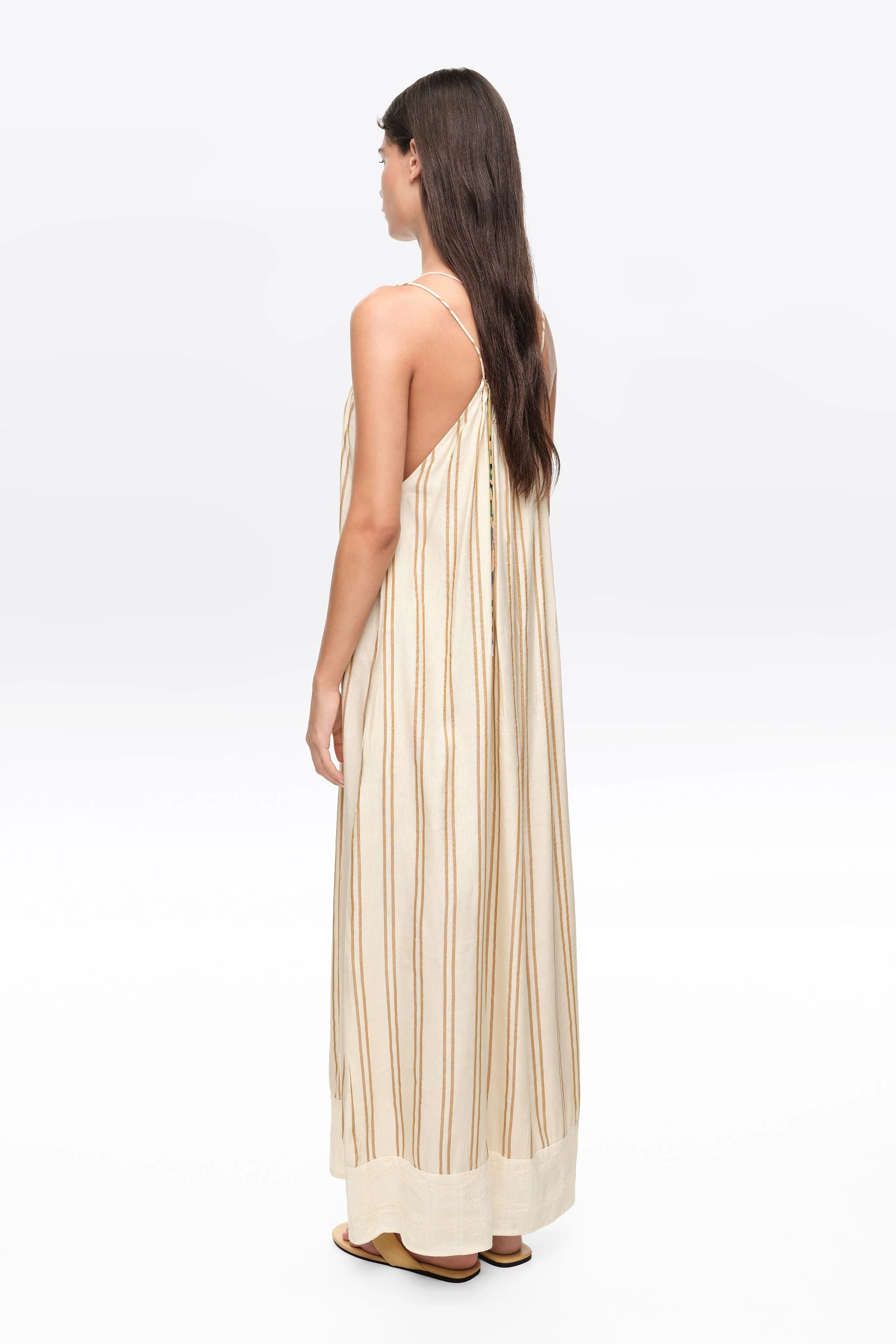 Vestido de linho com listras cor areia e alças finas.