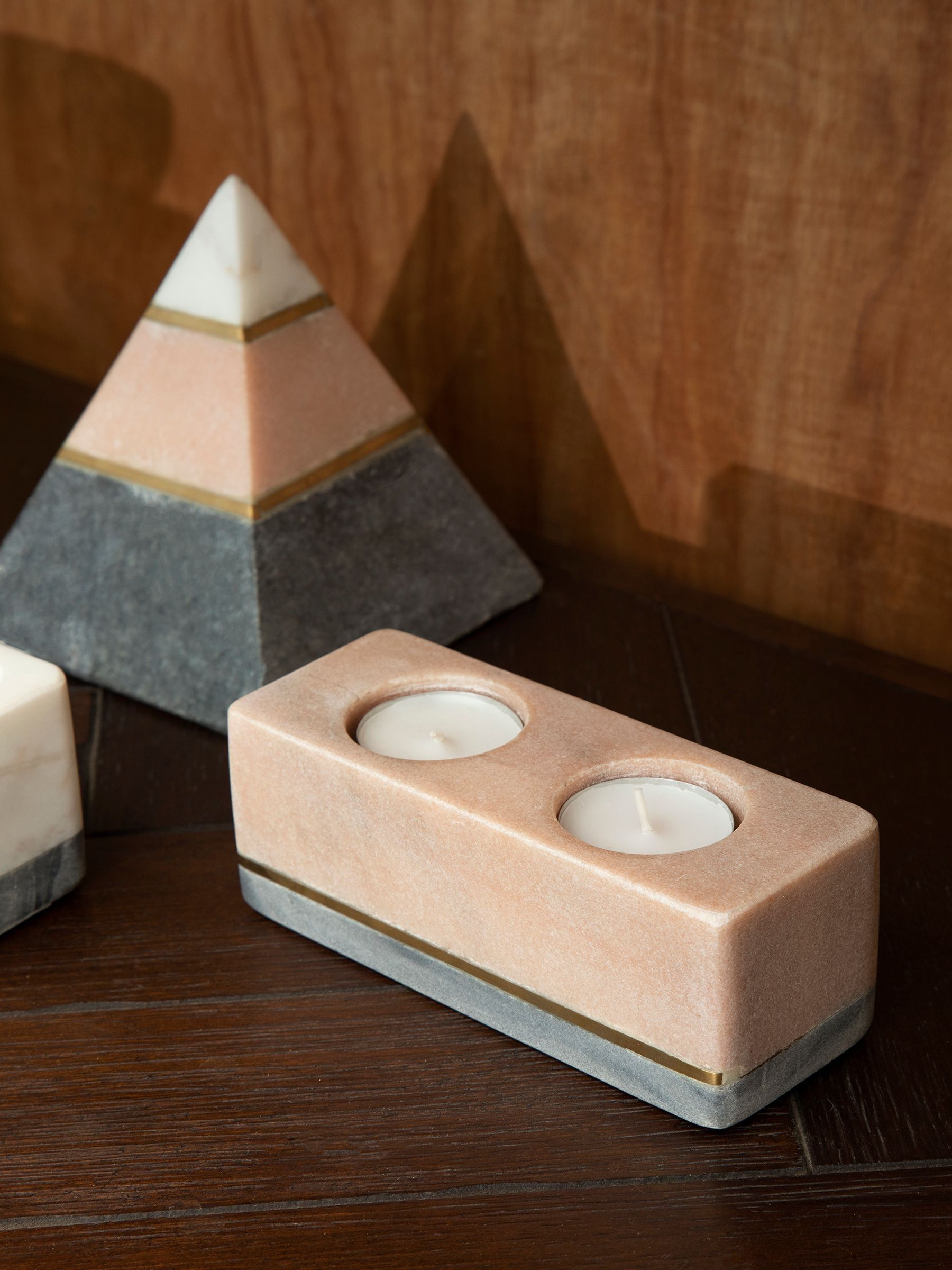 Fifty Five South handgemaakte Kira Deco Pyramid sculptuur