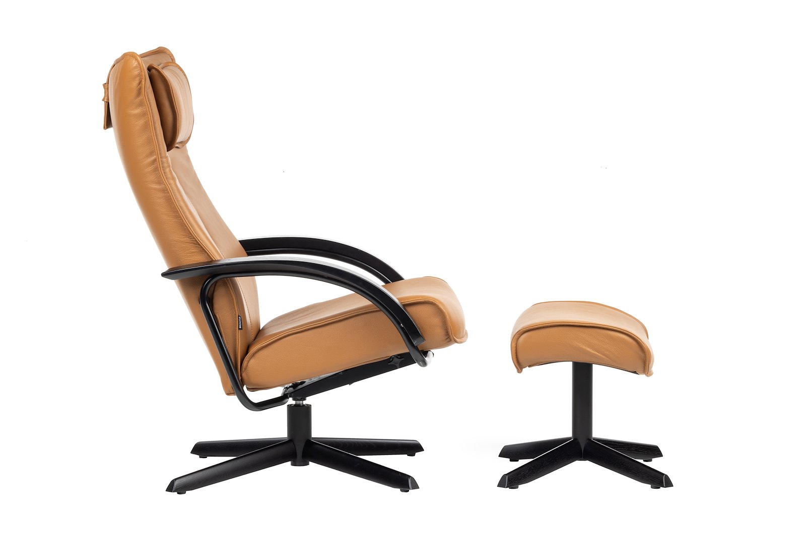 Delta Jive Wood Lenestol med krakk Soft. Hud Classic Nougat med S09 sortlakkert eik.