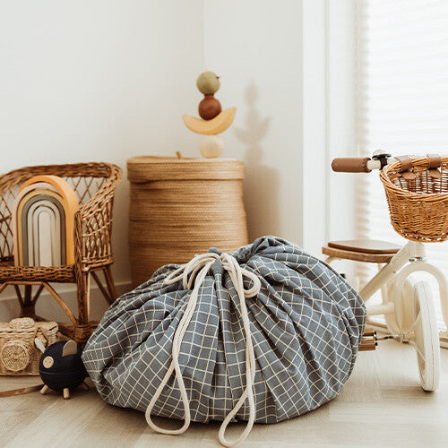play&go speelkleed en opbergzak noomad - grid blue