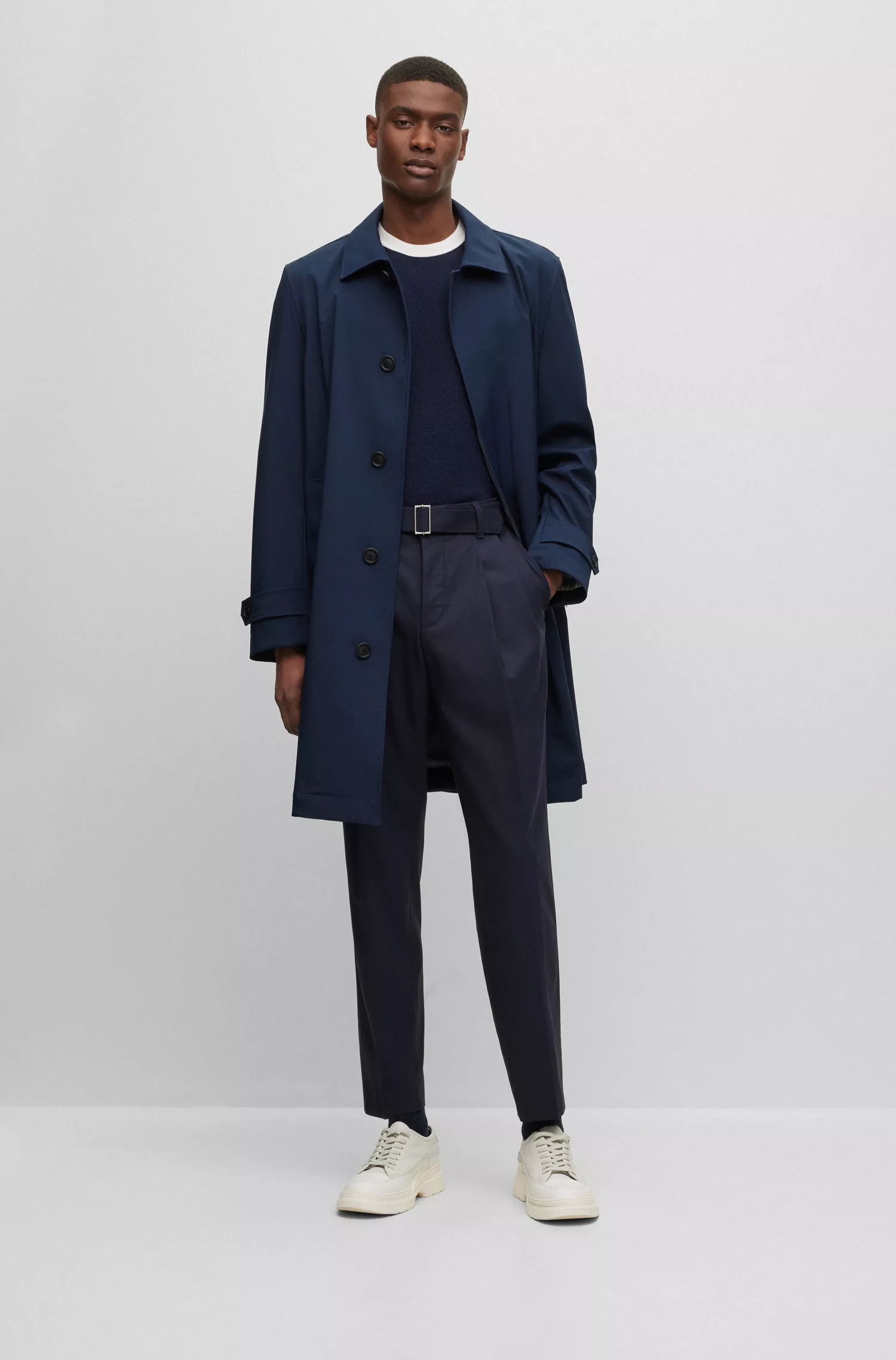 Suéter BOSS preto de algodão estruturado com modelagem regular e detalhes contrastantes.